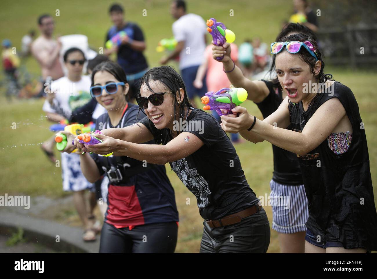 VANCOUVER, le 6 août 2016 -- des personnes munies de pistolets à eau participent à l'événement Vancouver Water Fight au parc Stanley à Vancouver, Canada, le 6 août 2016. Des centaines de personnes ont apprécié se mouiller en été chaud en participant au 10e Water Fight au parc Stanley samedi. Cet événement de style flash mop organisé par l'intermédiaire des médias sociaux est l'un des plus grands événements de lutte contre l'eau à Vancouver. ) (syq) CANADA-VANCOUVER-WATER FIGHT LiangxSen PUBLICATIONxNOTxINxCHN Vancouver août 6 2016 des célébrités avec des pistolets à eau participent à l'événement Vancouver Water Fight AU parc Stanley à Vancouver Canada LE 6 2016 août Banque D'Images