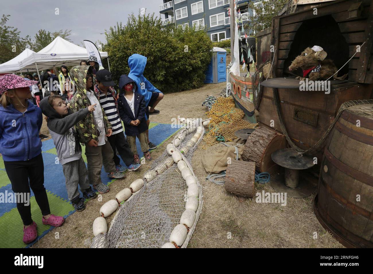 (160808) -- VANCOUVER, le 8 août 2016 -- des enfants assistent à un spectacle de marionnettes au 13e Richmond Maritime Festival à Richmond, Canada, le 7 août 2016. Le festival de deux jours a débuté samedi. Les visiteurs peuvent apprendre l histoire et la culture maritimes du Canada grâce à diverses activités, notamment des expositions, des spectacles et des démonstrations nautiques. (syq) CANADA-RICHMOND-13E FESTIVAL MARITIME LiangxSen PUBLICATIONxNOTxINxCHN 160808 Vancouver 8 2016 août les enfants regardent un spectacle de marionnettes AU 13e Festival maritime de Richmond à Richmond Canada LE 7 2016 août le Festival de deux jours a débuté LE samedi Visito Banque D'Images