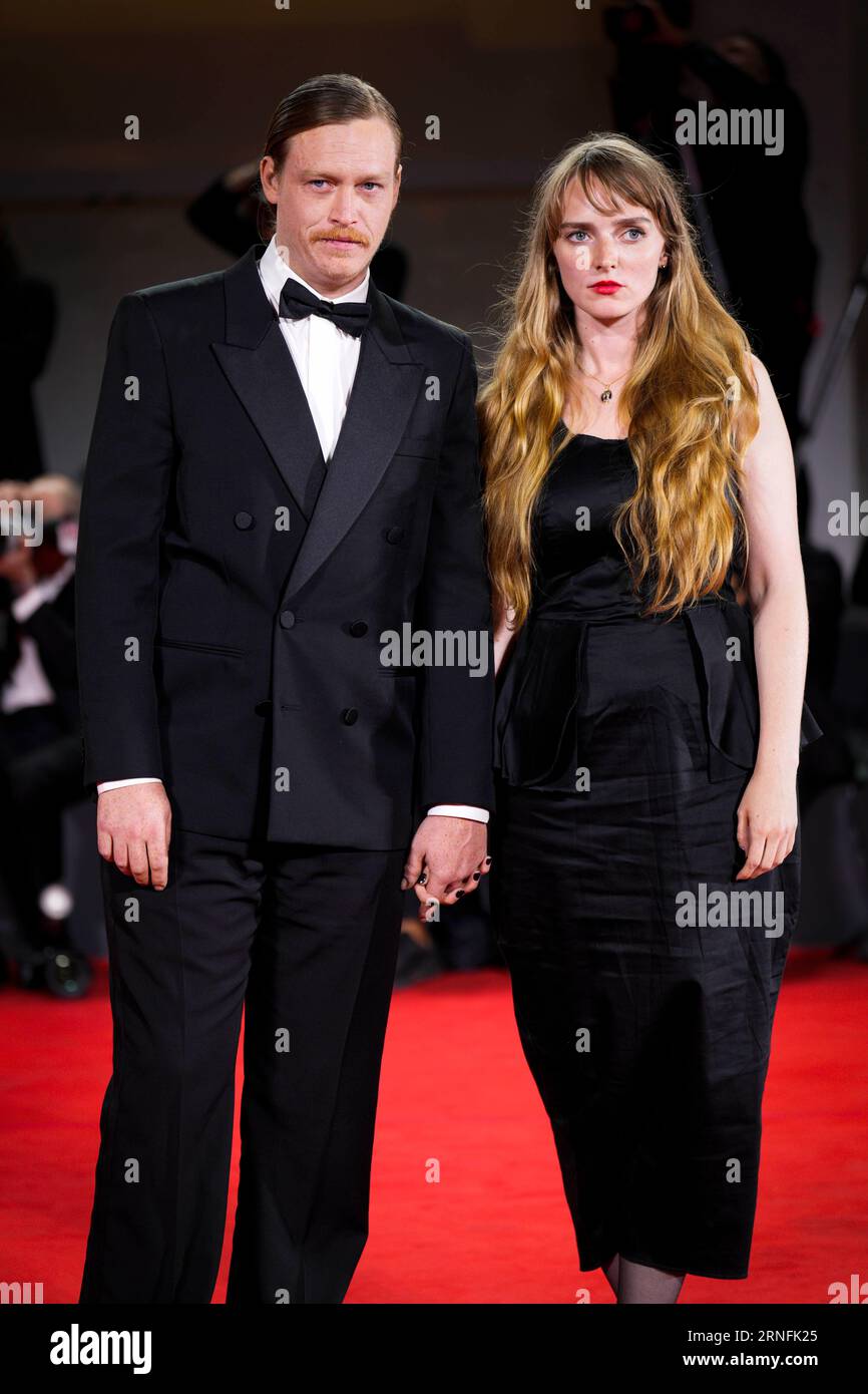 Venise, Italie. 01 septembre 2023. Caleb Landry Jones et Katya Zvereva assistent à un tapis rouge pour le film ''Dogman'' au 80e Festival International du film de Venise le 31 août 2023 à Venise, Italie, (photo de Daniele Cifala/NurPhoto) crédit : NurPhoto SRL/Alamy Live News Banque D'Images