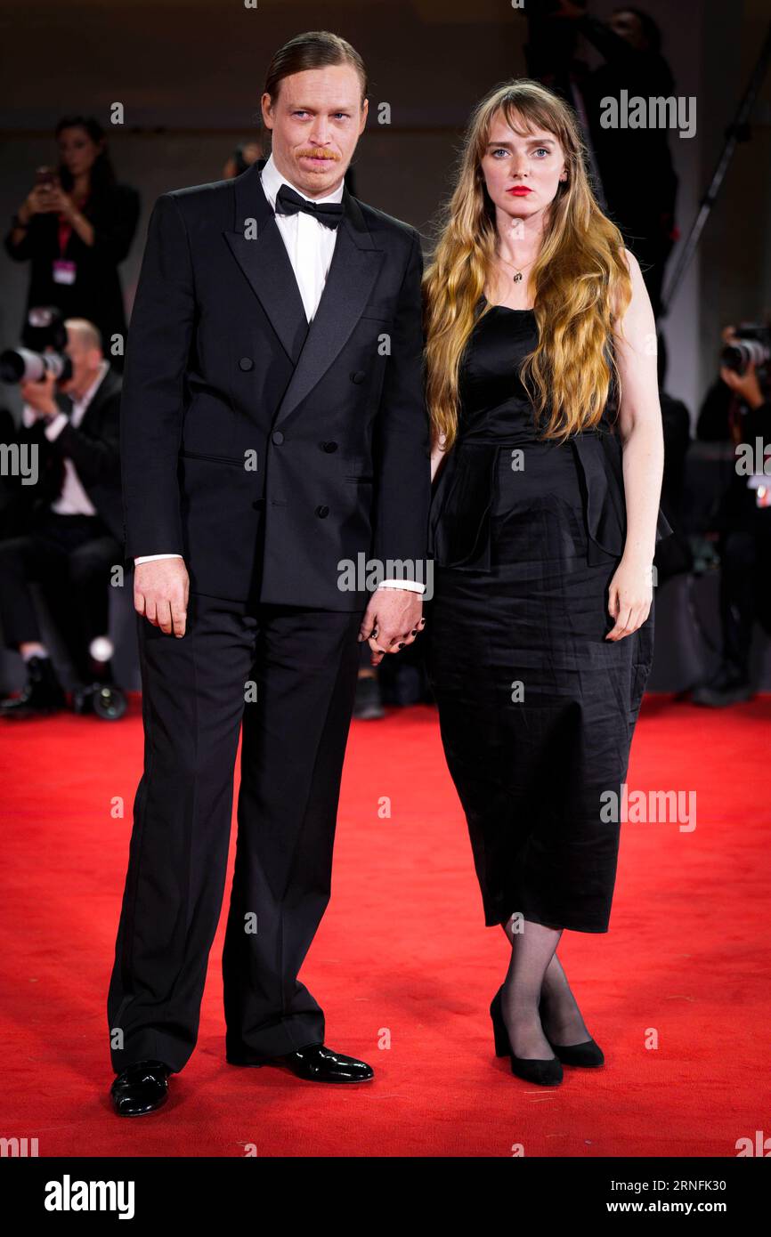 Venise, Italie. 01 septembre 2023. Caleb Landry Jones et Katya Zvereva assistent à un tapis rouge pour le film ''Dogman'' au 80e Festival International du film de Venise le 31 août 2023 à Venise, Italie, (photo de Daniele Cifala/NurPhoto) crédit : NurPhoto SRL/Alamy Live News Banque D'Images