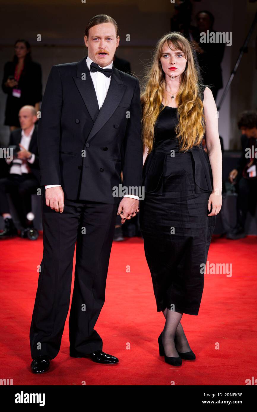 Venise, Italie. 01 septembre 2023. Caleb Landry Jones et Katya Zvereva assistent à un tapis rouge pour le film ''Dogman'' au 80e Festival International du film de Venise le 31 août 2023 à Venise, Italie, (photo de Daniele Cifala/NurPhoto) crédit : NurPhoto SRL/Alamy Live News Banque D'Images