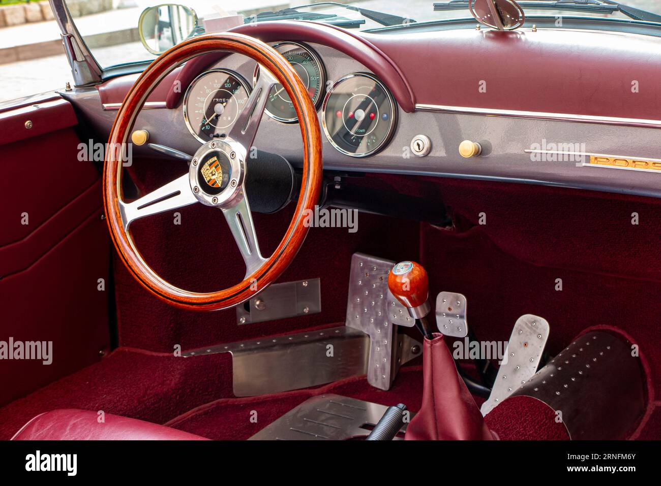 Une Porsche vintage immaculée à l'extérieur de l'Hôtel Hermitage à Monte-Carlo, Monaco, France Banque D'Images