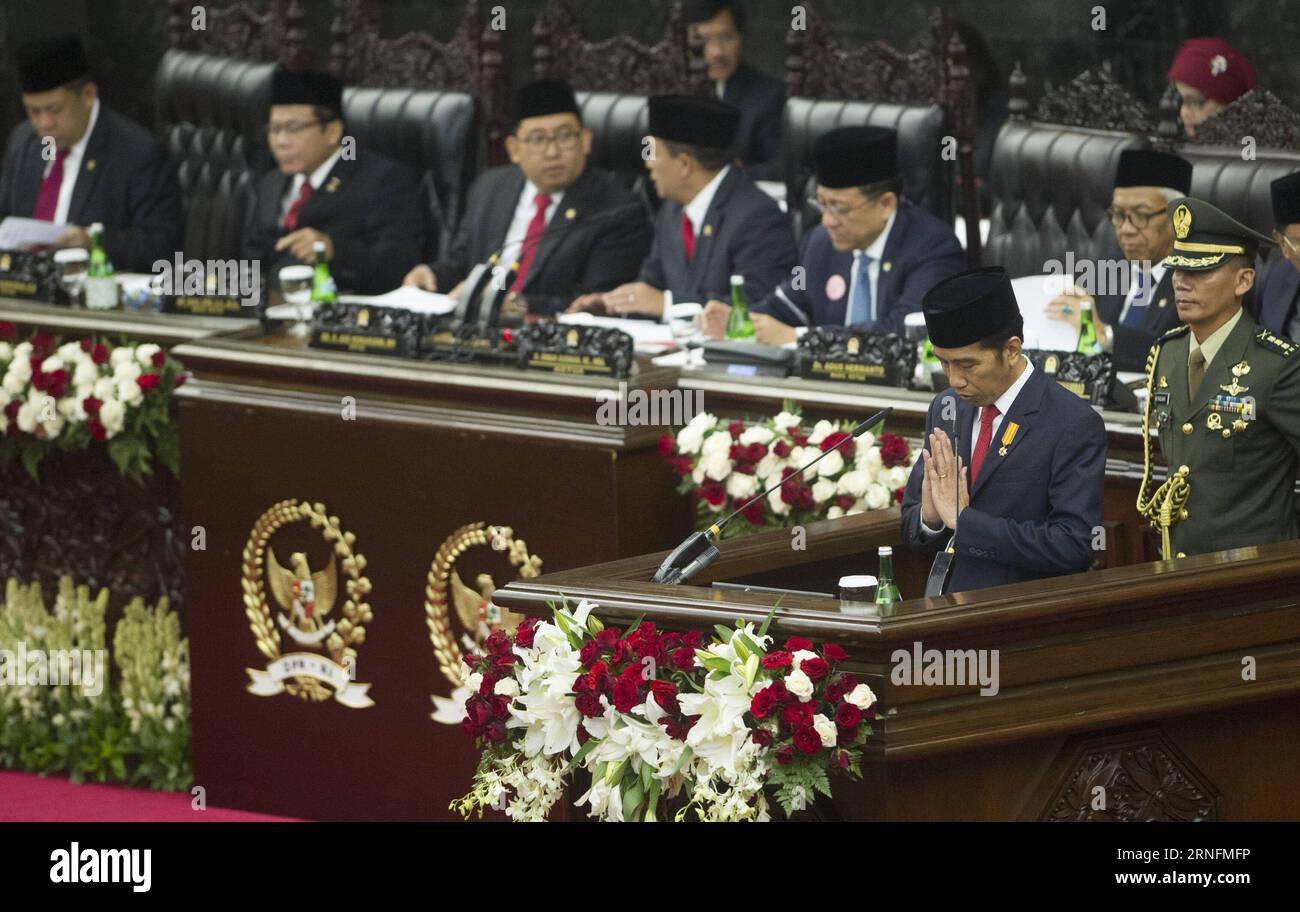 (160816) -- JAKARTA, 16 août 2016 -- le président indonésien Joko Widodo (Front) fait des gestes lors de son discours annuel au Parlement à Jakarta, Indonésie, le 16 août 2016. Mardi, le président Joko Widodo a déclaré que la pauvreté, le chômage et les inégalités sociales étaient les principaux défis que l’Indonésie doit relever pour poursuivre l’accélération du développement. )(zcc) INDONESIA-JAKARTA-PRESIDENT-ANNUAL DISCOURS Zulkarnain PUBLICATIONxNOTxINxCHN 160816 Jakarta août 16 2016 le Président indonésien Joko Widodo Front fait des gestes lors de son discours annuel AU Parlement à Jakarta Indonésie août 16 2016 Banque D'Images