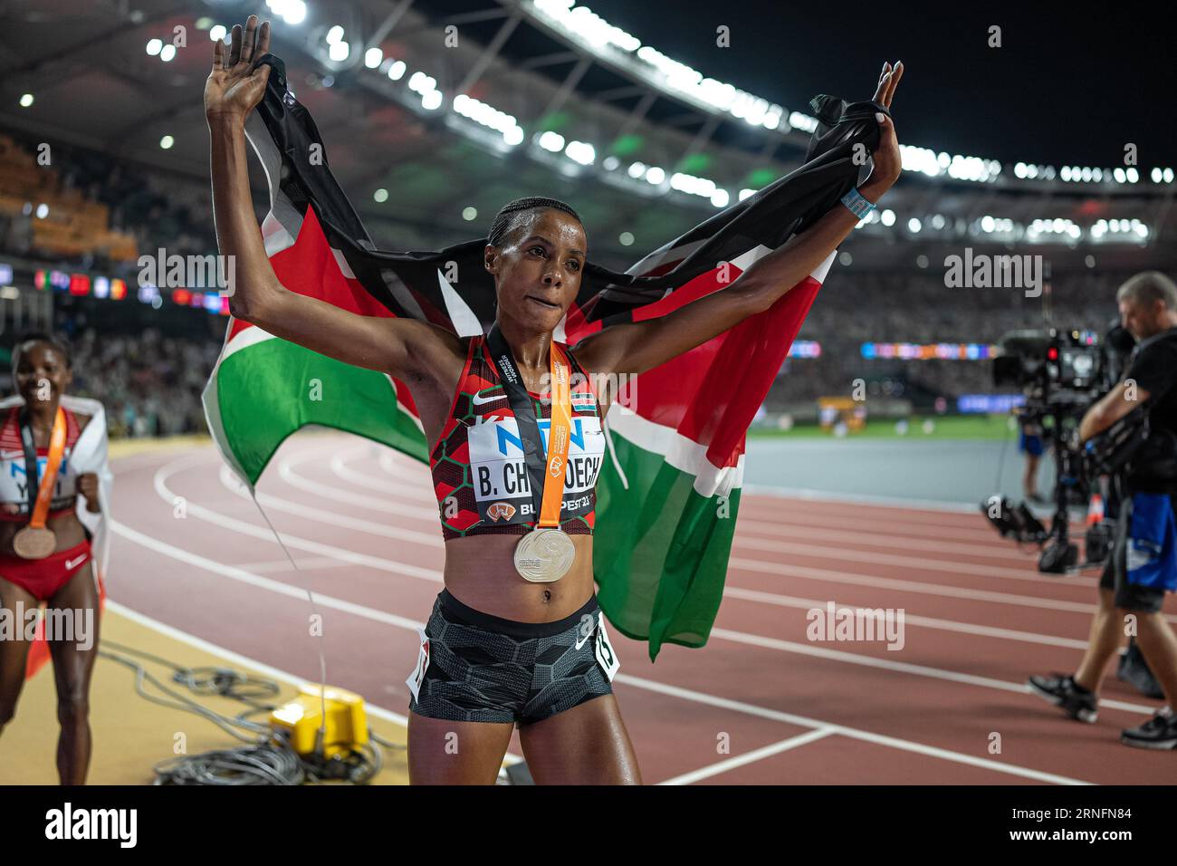 Beatrice CHEPKOECH Célèbre Sa Victoire Avec Le Drapeau De Son Pays Au ...