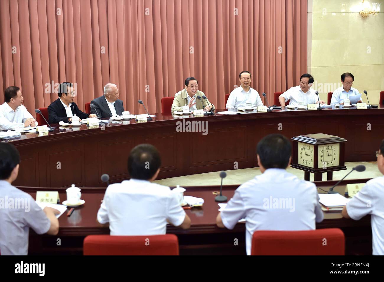(160818) -- BEIJING, 18 août 2016 -- Yu Zhengsheng (dos en C), président du Comité national de la Conférence consultative politique du peuple chinois, préside une séance de consultation bihebdomadaire sur la coopération scientifique internationale et les grands programmes scientifiques à Beijing, capitale de la Chine, le 18 août 2016.) (wyl) CHINA-BEIJING-YU ZHENGSHENG-SCIENCE-SESSION (CN) LixTao PUBLICATIONxNOTxINxCHN 160818 Beijing août 18 2016 Yu Zheng Sheng C Retour Président du Comité national des célébrités chinoises Conférence consultative politique S Président d'une session de consultation bihebdomadaire SUR Inter Banque D'Images