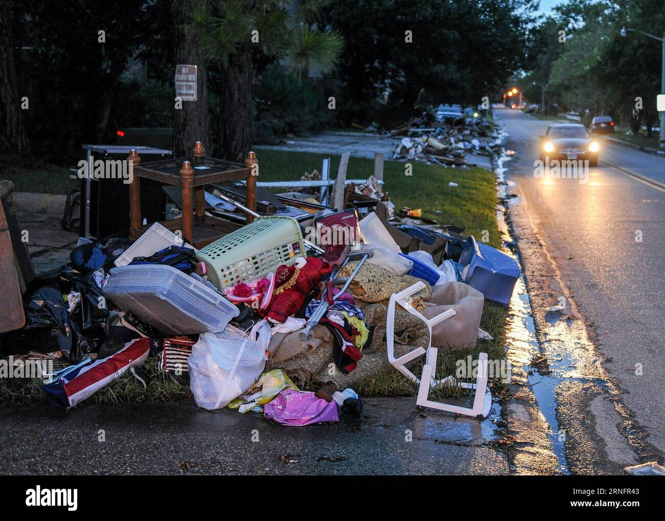 (160821) -- BATON ROUGE (États-Unis), 20 août 2016 -- des meubles sont vus abandonnés sur le bord de la route à Baton Rouge, États-Unis, 20 août 2016. De graves inondations causées par de fortes pluies ont frappé la partie sud de l'État américain de Louisiane. Selon les médias locaux, jusqu'à 13 personnes ont été tuées et des milliers d'habitants ont été contraints de quitter leur maison. (Zjy) U.S.-BATON ROUGE-FLOOD-AFTERMATH ZhangxChaoqun PUBLICATIONxNOTxINxCHN 160821 Baton Rouge USA août 20 2016 les meubles sont des lacs abandonnés SUR LE bord de la route à Baton Rouge États-Unis août 20 2016 de graves inondations CAUSÉES par une forte pluie frappée Banque D'Images