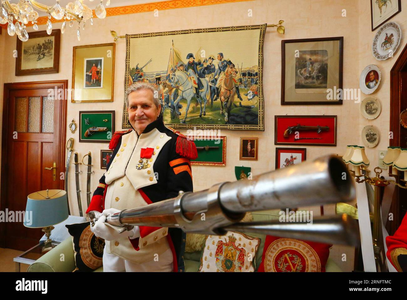 Bilder des Tages (160824) -- BRUXELLES, le 24 août 2016 -- Jasques Fieuw présente une réplique d'arme napoléonienne vêtue d'uniforme militaire français napoléonien à leur domicile à Bruxelles, Belgique, le 16 août 2016. Fieuw et sa femme sont de grands fans de Napoléon. Pendant des années, ils ont traqué les traces de Napoléon, ont participé à des reconstitutions de batailles napoléoniennes à travers l'Europe et ont dépensé énormément d'argent pour collecter des articles liés à Napoléon. Leurs collections, y compris des milliers d'objets de costumes napoléoniens, répliques d'armes, peintures, sculptures, livres et matériel audiovisuel Banque D'Images