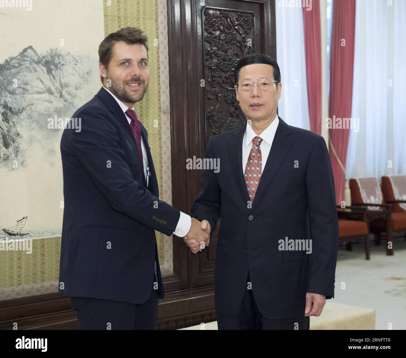 Le vice-premier ministre chinois Zhang Gaoli (à droite) rencontre Brian Deese, conseiller principal du président américain Barack Obama, à Beijing, capitale de la Chine, le 24 août 2016. (MCG) CHINA-U.S.-MEETING (CN) WangxYe PUBLICATIONxNOTxINxCHN le vice-premier ministre chinois Zhang Gaoli r rencontre Brian Deese Conseiller principal du président américain Barack Obama à Beijing capitale de la Chine août 24 2016 mcg China U S Meeting CN WangXYe PUBLICATIONxNOTxINxCHN Banque D'Images