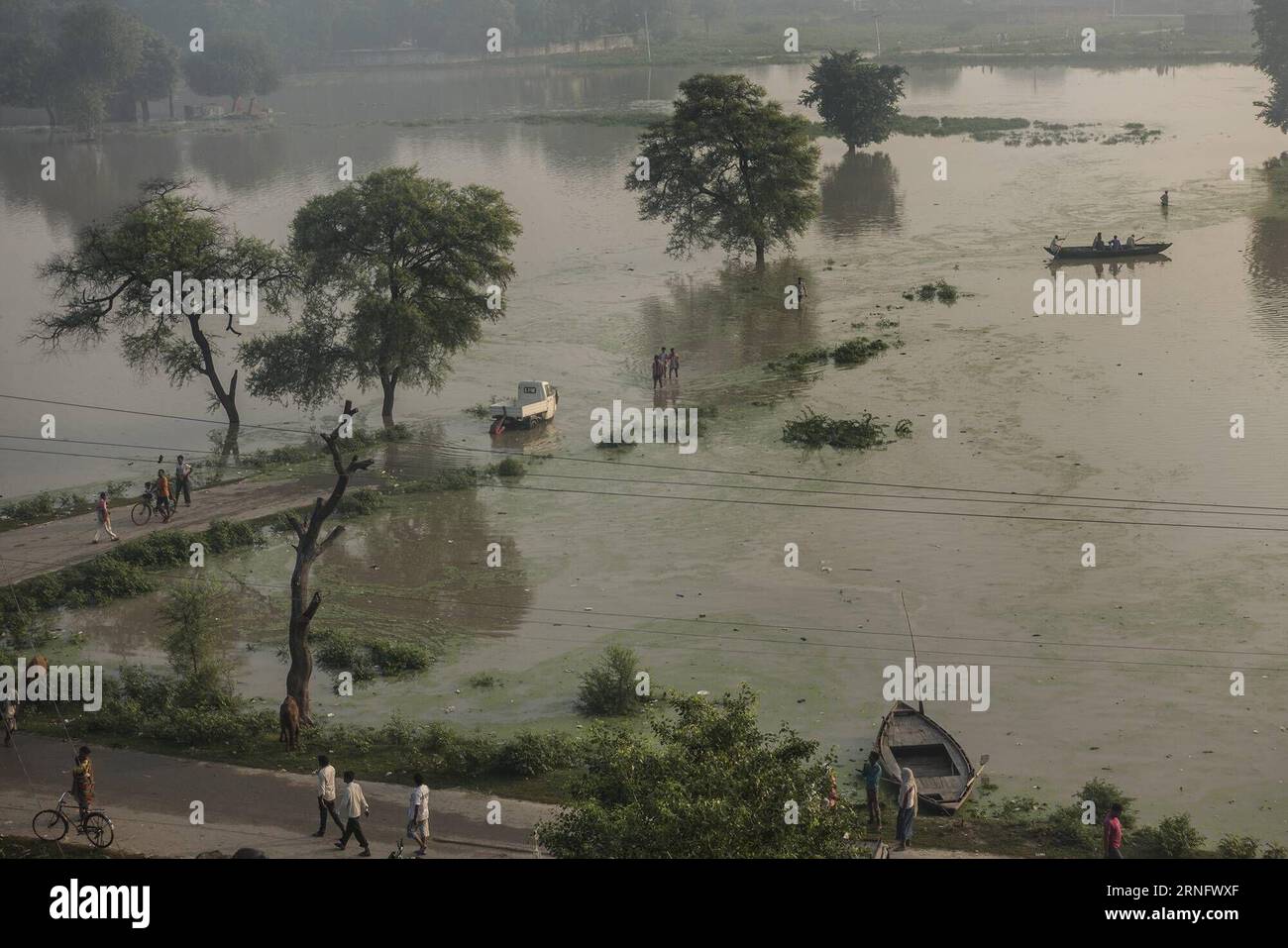 VARANASI, le 25 août 2016 -- les navetteurs parcourent une rue gorgée d'eau à Varanasi, dans le nord de l'État indien de l'Uttar Pradesh, le 25 août 2016. L'État est sous le choc des fortes pluies et des inondations depuis une semaine, avec de nombreuses rivières coulant au-dessus de la marque de danger. )(hy) INDIA-VARANASI-FLOOD TumpaxMondal PUBLICATIONxNOTxINxCHN Varanasi août 25 2016 navetteurs veau à travers une rue gorgée d'eau dans Varanasi État indien du nord de l'Uttar Pradesh août 25 2016 l'État a été sous de fortes pluies et inondations depuis la dernière semaine avec de NOMBREUSES rivières coulant au-dessus du danger Mark Hy Inde var Banque D'Images