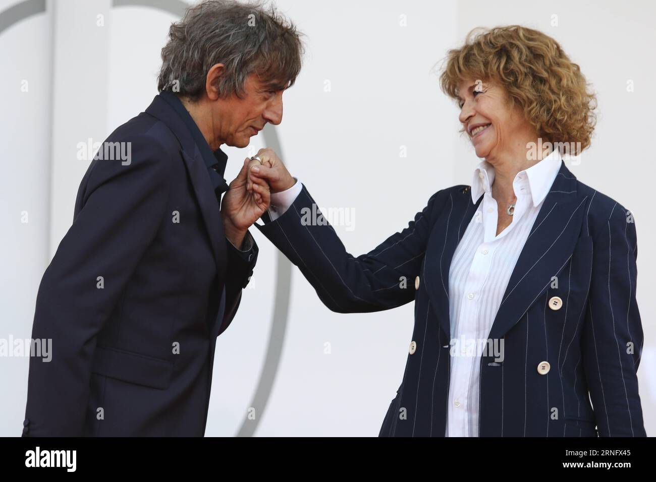 Italie, Lido di Venezia, 1 septembre 2023 : Sergio Rubini et Anna Galiena, assistent au tapis rouge du film 'Felicita' (bonheur) au 80e Festival International du film de Venise le 1 septembre 2023 à Venise, Italie. Photo © Ottavia Da Re/Sintesi/Alamy Live News Banque D'Images