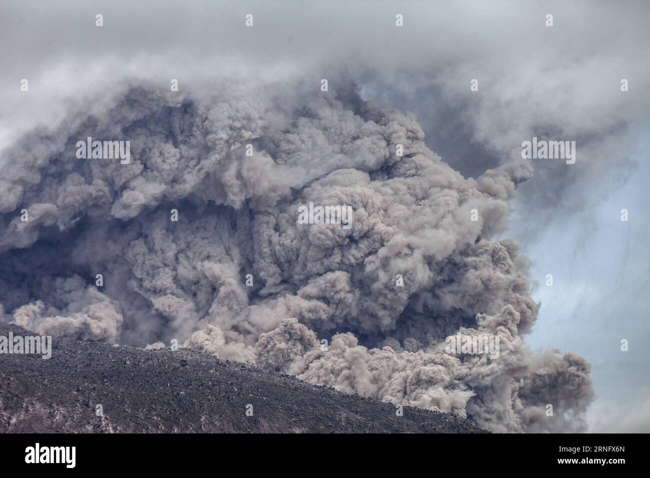 (160826) -- SUMATRA NORD, 26 août 2016 -- la photo prise le 26 août 2016 montre des cendres volcaniques crachant du mont Sinabung lors d'une éruption observée depuis les villages Tiga Pancur dans le district de Karo, Sumatra Nord, Indonésie. Les fermes et les arbres autour du mont Sinabung étaient couverts de cendres grises lorsque le volcan est de nouveau entré en éruption vendredi, mais les villes et villages voisins n'étaient pas en danger.) (cl) INDONÉSIE-NORD SUMATRA-MONT SINABUNG-ÉRUPTION YTxHaryono PUBLICATIONxNOTxINxCHN 160826 Nord Sumatra août 26 2016 la photo prise LE 26 2016 août montre des cendres volcaniques de seigle de plage crachant du mont Sinabung pendant l'éruption la Banque D'Images