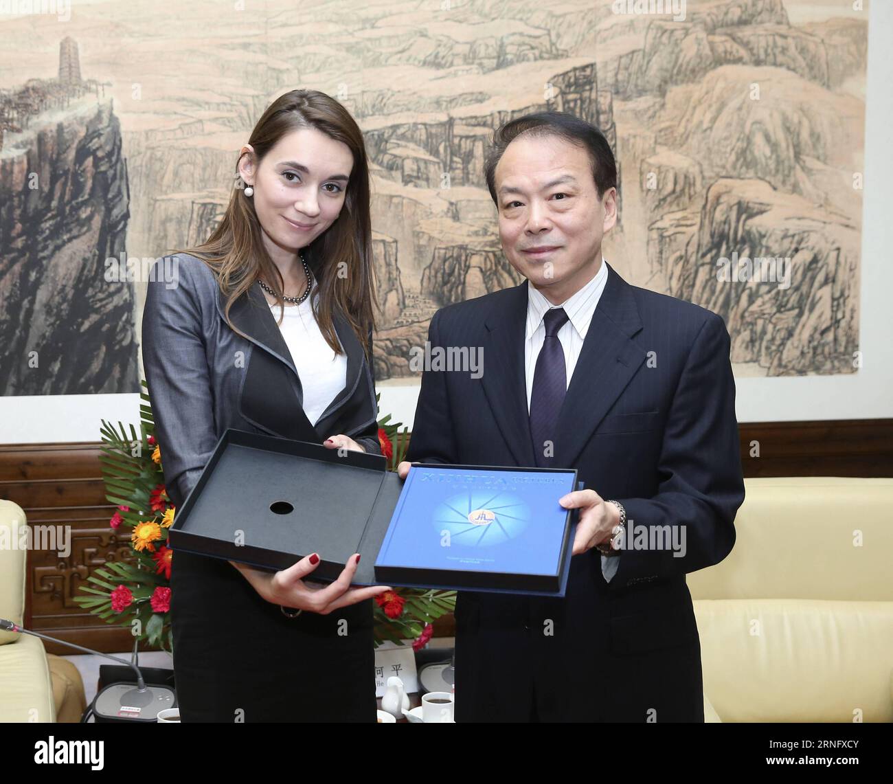 (160826) -- PÉKIN, 26 août 2016 -- He Ping (à droite), rédacteur en chef de l'agence de presse Xinhua, présente l'album Xinhua Pictures of the Year 2015 à la tête de l'agence de presse Ruptly Xenia Fedorova à Pékin, capitale de la Chine, le 26 août 2016. HE Ping a rencontré Xenia Fedorova ici vendredi. ) (Yxb) CHINA-BEIJING-HE PING-RUSSIA-RUPTLY-MEETING(CN) PangxXinglei PUBLICATIONxNOTxINxCHN 160826 Beijing août 26 2016 He Ping r rédacteur en chef de l'agence de presse XINHUA présente l'album XINHUA Pictures of the Year 2015 au chef de l'agence de presse Ruptly Xenia Fedorova à Beijing capitale de la Chine août 26 2016 h. Banque D'Images