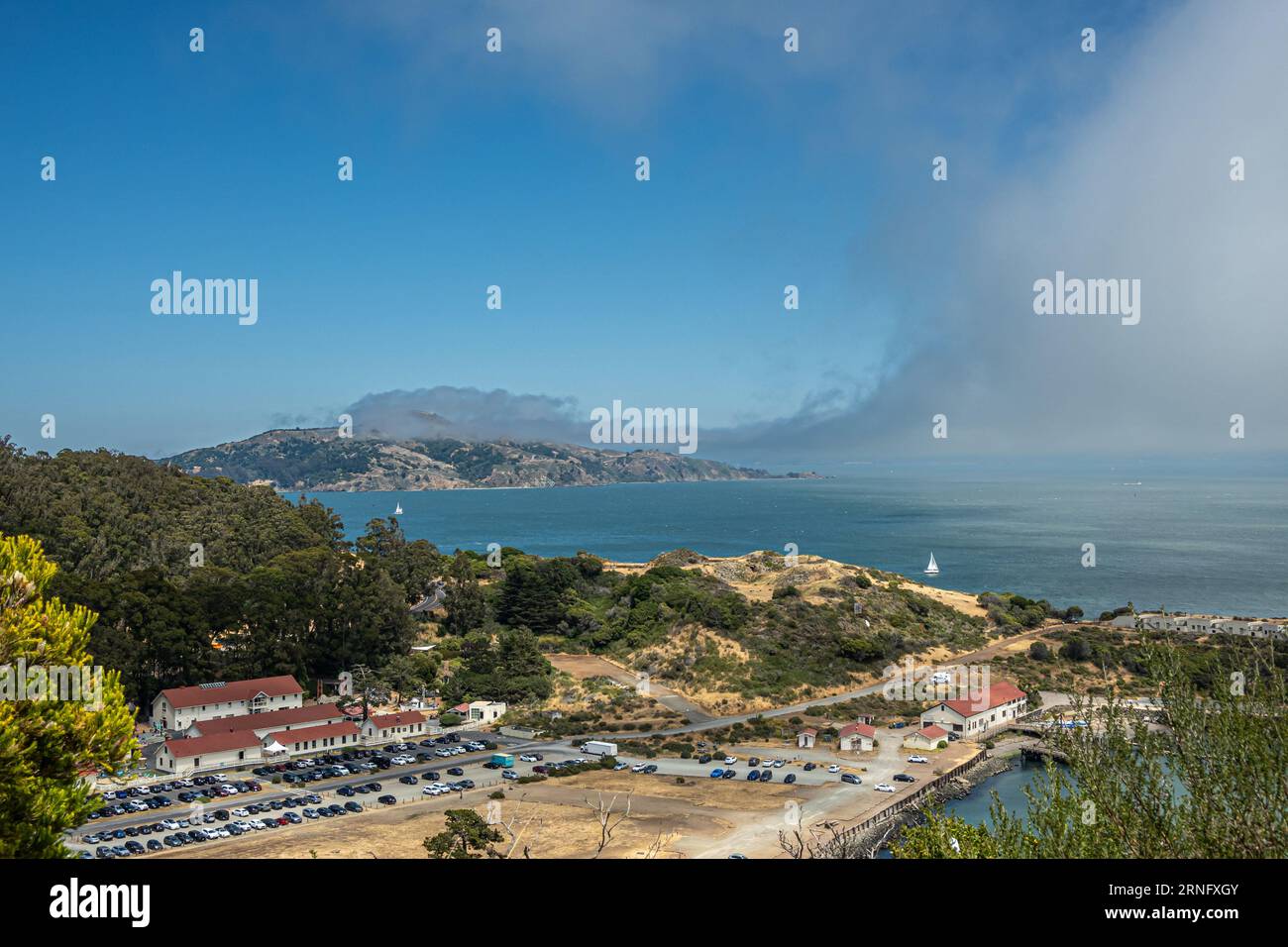 San Francisco, CA, États-Unis - 12 juillet 2023 : US Coast Guard Station Golden Gate à Horseshoe Bay et plus petit Presidio Yacht club House sous le brouillard sur grand Banque D'Images