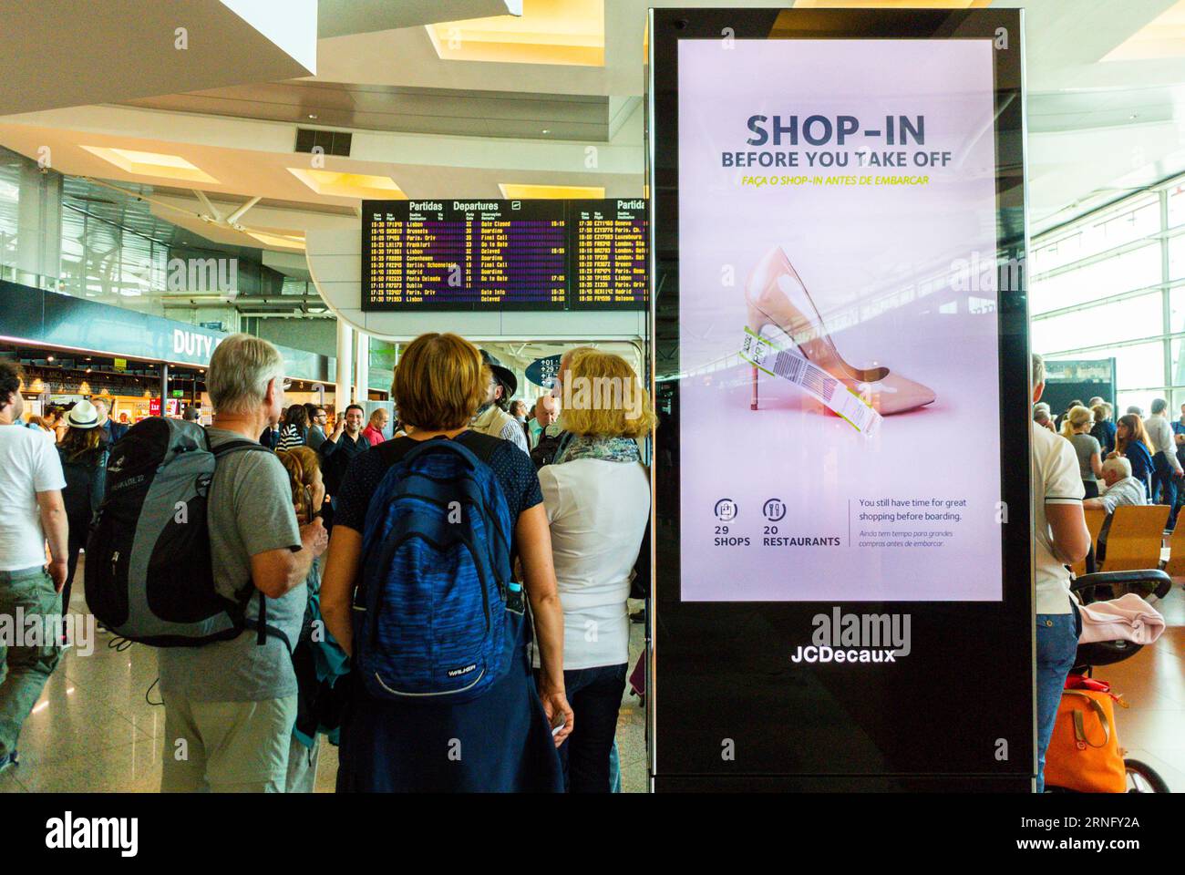 Paris, France, grande foule de gens, voyageurs à l'intérieur de Hall, par derrière, avec panneau, Orly Airport, panneau de publicité électronique dans le terminal, affiches de voyage Banque D'Images