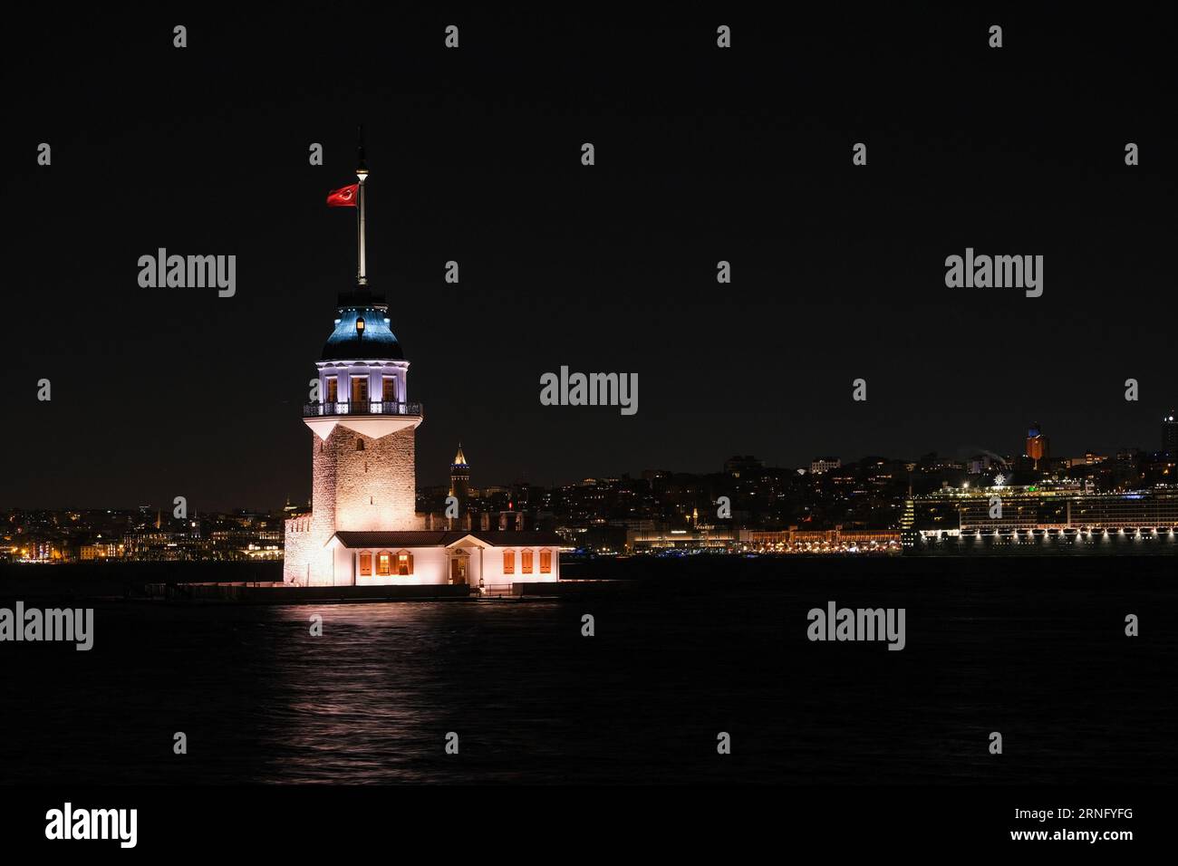 Tour de Maiden ou Kız Kulesi longue exposition vue de nuit. Maident's Tower est l'un des célèbres bâtiments historiques d'Istanbul sur le Bosphore. Banque D'Images