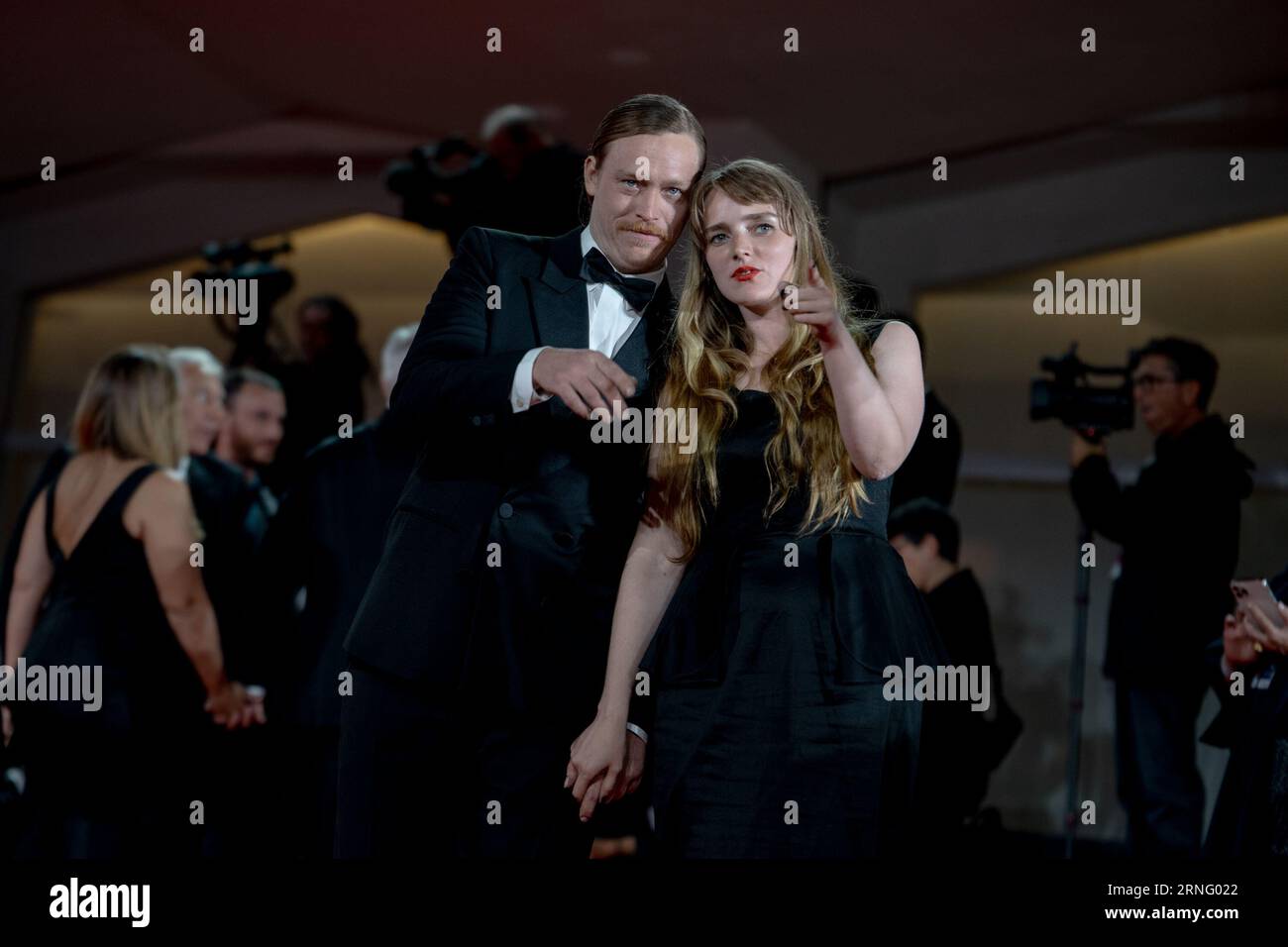 Venise, Italie. 31 août 2023. VENISE, ITALIE - 31 AOÛT : Katya Zvereva et Caleb Landry Jones assistent à un tapis rouge pour le film ''Dogman'' au 80e Festival International du film de Venise le 31 août 2023 à Venise, en Italie. (Photo de Luca Carlino/NurPhoto) crédit : NurPhoto SRL/Alamy Live News Banque D'Images