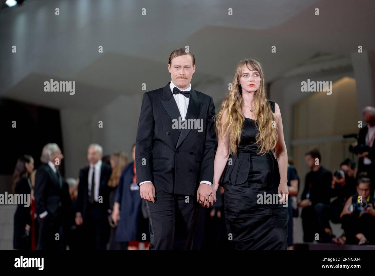 Venise, Italie. 31 août 2023. VENISE, ITALIE - 31 AOÛT : Katya Zvereva et Caleb Landry Jones assistent à un tapis rouge pour le film ''Dogman'' au 80e Festival International du film de Venise le 31 août 2023 à Venise, en Italie. (Photo de Luca Carlino/NurPhoto) crédit : NurPhoto SRL/Alamy Live News Banque D'Images