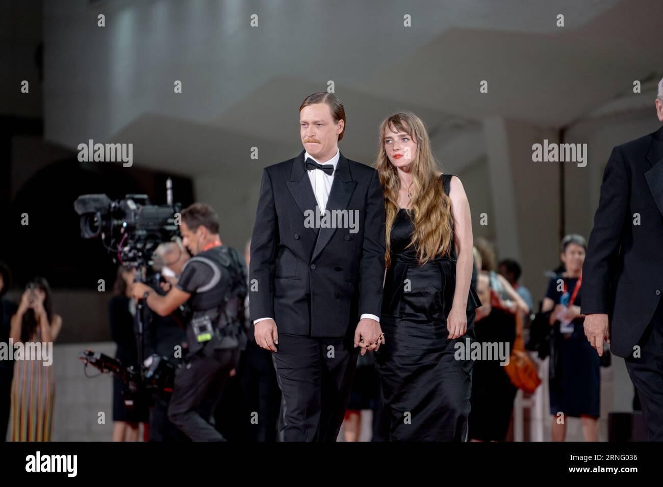 Venise, Italie. 31 août 2023. VENISE, ITALIE - 31 AOÛT : Katya Zvereva et Caleb Landry Jones assistent à un tapis rouge pour le film ''Dogman'' au 80e Festival International du film de Venise le 31 août 2023 à Venise, en Italie. (Photo de Luca Carlino/NurPhoto) crédit : NurPhoto SRL/Alamy Live News Banque D'Images