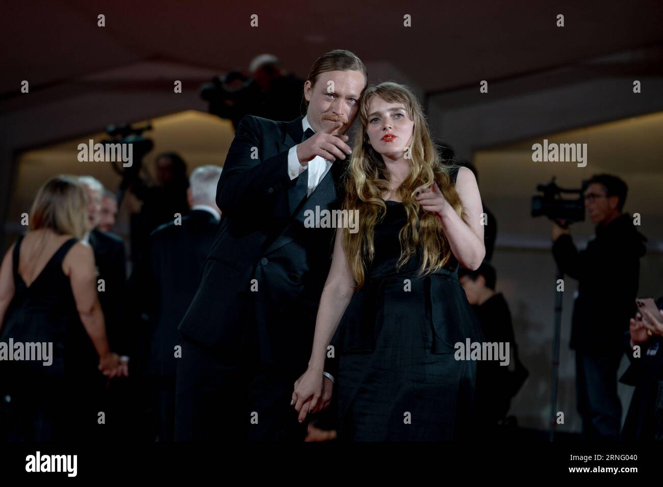 Venise, Italie. 31 août 2023. VENISE, ITALIE - 31 AOÛT : Katya Zvereva et Caleb Landry Jones assistent à un tapis rouge pour le film ''Dogman'' au 80e Festival International du film de Venise le 31 août 2023 à Venise, en Italie. (Photo de Luca Carlino/NurPhoto) crédit : NurPhoto SRL/Alamy Live News Banque D'Images