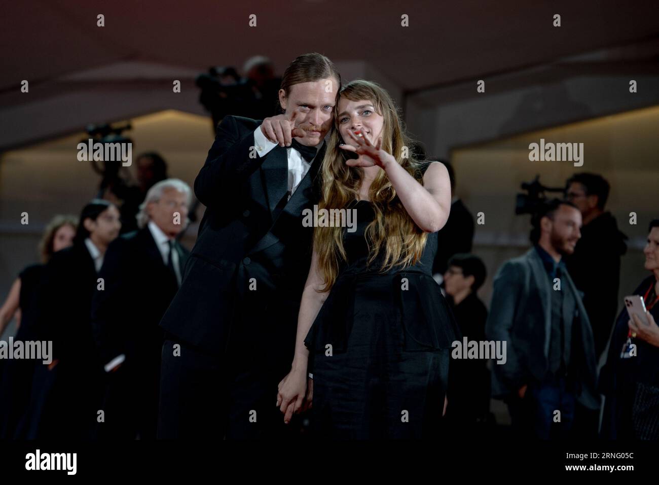 Venise, Italie. 31 août 2023. VENISE, ITALIE - 31 AOÛT : Katya Zvereva et Caleb Landry Jones assistent à un tapis rouge pour le film ''Dogman'' au 80e Festival International du film de Venise le 31 août 2023 à Venise, en Italie. (Photo de Luca Carlino/NurPhoto) crédit : NurPhoto SRL/Alamy Live News Banque D'Images