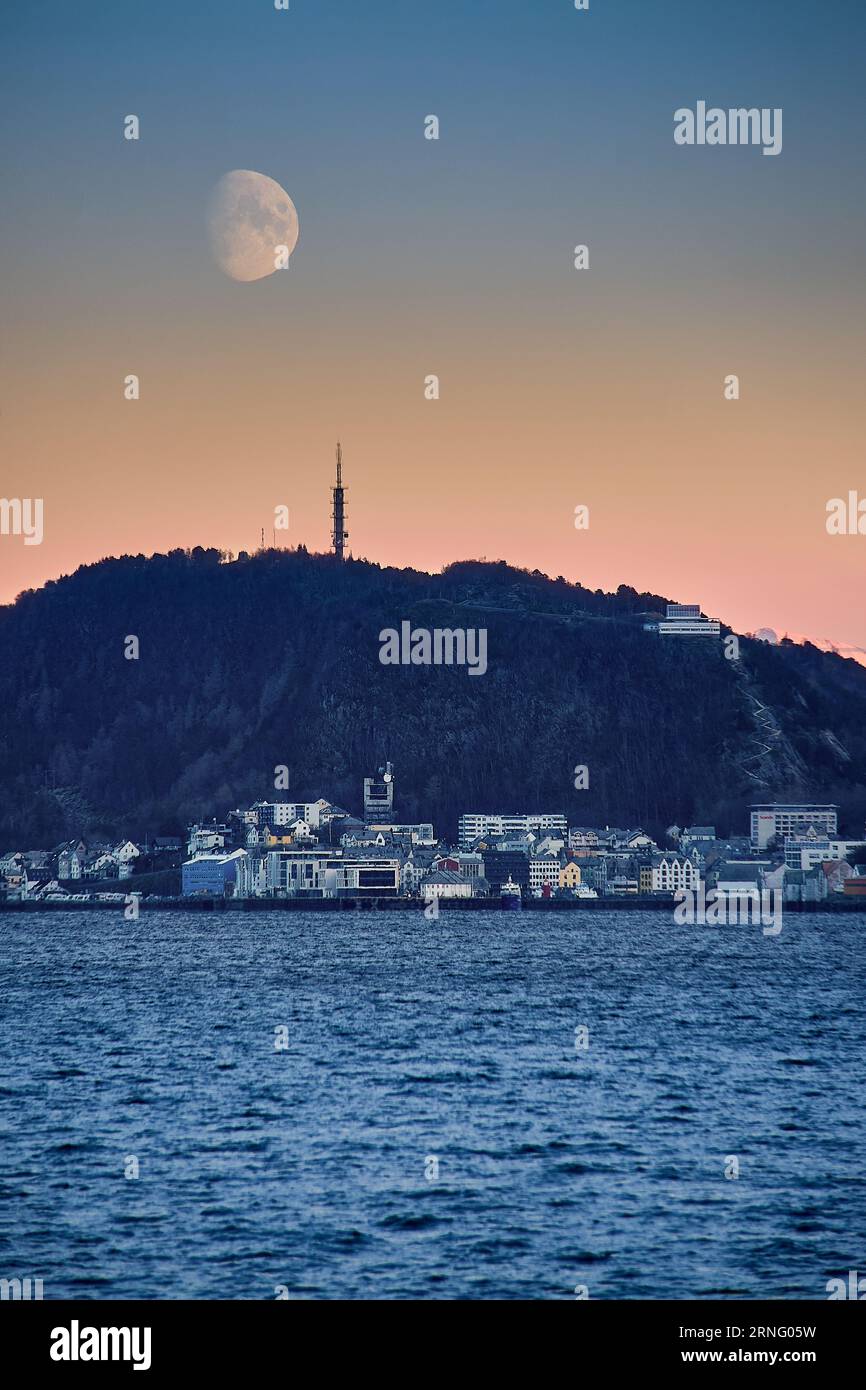 Lune au-dessus de Ålesund, Norvège Banque D'Images