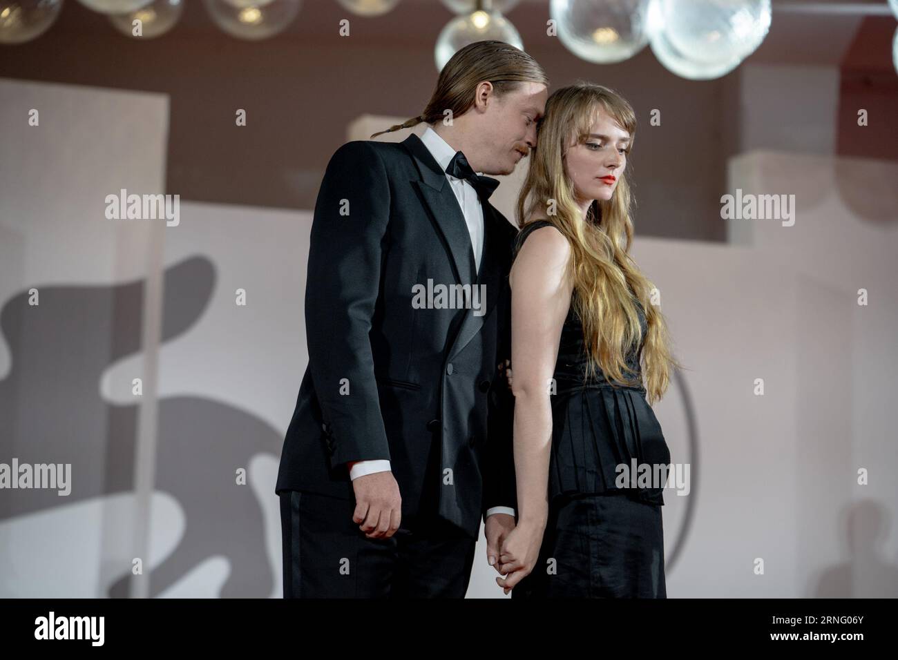 Venise, Italie. 31 août 2023. VENISE, ITALIE - 31 AOÛT : Katya Zvereva et Caleb Landry Jones assistent à un tapis rouge pour le film ''Dogman'' au 80e Festival International du film de Venise le 31 août 2023 à Venise, en Italie. (Photo de Luca Carlino/NurPhoto) crédit : NurPhoto SRL/Alamy Live News Banque D'Images