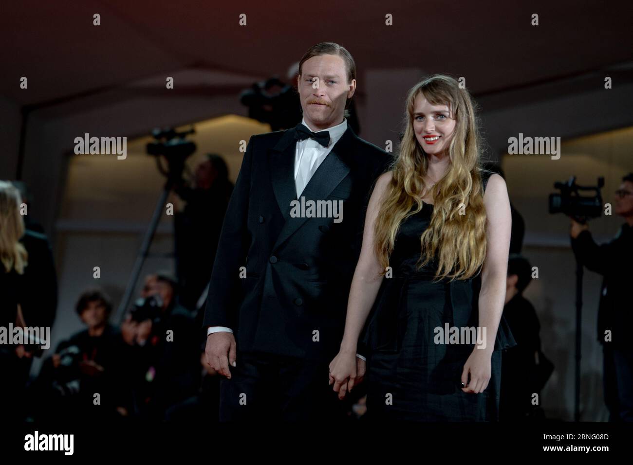 Venise, Italie. 31 août 2023. VENISE, ITALIE - 31 AOÛT : Katya Zvereva et Caleb Landry Jones assistent à un tapis rouge pour le film ''Dogman'' au 80e Festival International du film de Venise le 31 août 2023 à Venise, en Italie. (Photo de Luca Carlino/NurPhoto) crédit : NurPhoto SRL/Alamy Live News Banque D'Images