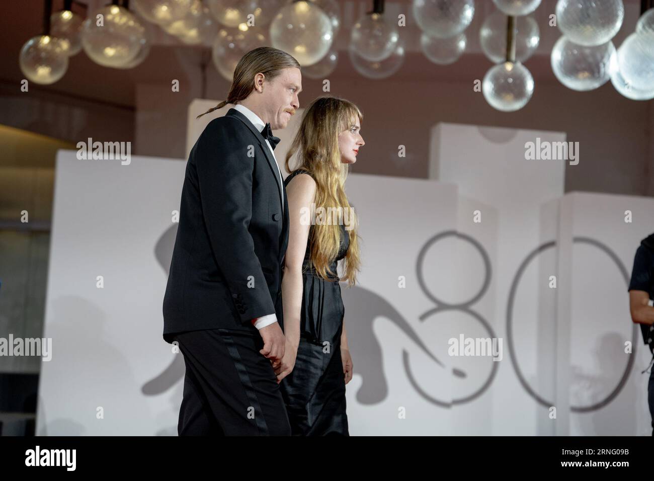 Venise, Italie. 31 août 2023. VENISE, ITALIE - 31 AOÛT : Katya Zvereva et Caleb Landry Jones assistent à un tapis rouge pour le film ''Dogman'' au 80e Festival International du film de Venise le 31 août 2023 à Venise, en Italie. (Photo de Luca Carlino/NurPhoto) crédit : NurPhoto SRL/Alamy Live News Banque D'Images