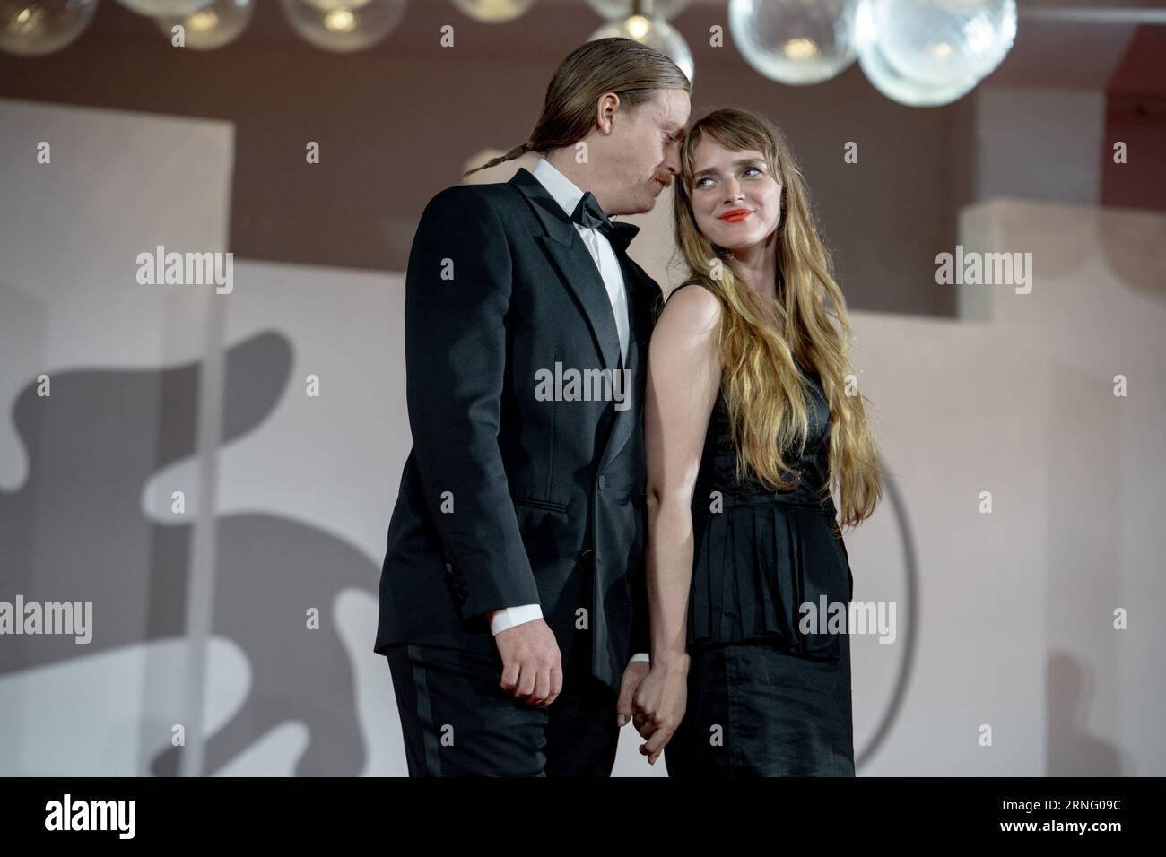 Venise, Italie. 31 août 2023. VENISE, ITALIE - 31 AOÛT : Katya Zvereva et Caleb Landry Jones assistent à un tapis rouge pour le film ''Dogman'' au 80e Festival International du film de Venise le 31 août 2023 à Venise, en Italie. (Photo de Luca Carlino/NurPhoto) crédit : NurPhoto SRL/Alamy Live News Banque D'Images