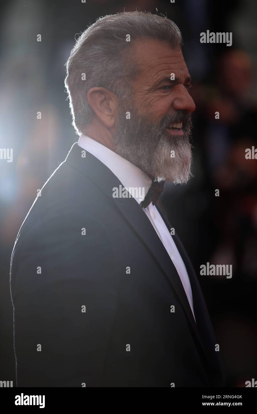 (160905) -- VENISE, 4 septembre 2016 -- le réalisateur Mel Gibson arrive pour la première du film Hacksaw Ridge au 73e Festival du film de Venise à Venise, Italie, le 4 septembre 2016.) (cyc) ITALIE-VENISE-FILM FESTIVAL-HACKSAW RIDGE JinxYu PUBLICATIONxNOTxINxCHN 160905 Venise sept 4 2016 le réalisateur Mel Gibson arrive pour la première du film Hacksaw Ridge AU 73e Festival de Venise Italie sept 4 2016 cyc Italie Festival de Venise Hacksaw Ridge JinxYu PUBLICATIONxNOTxINxCHN Banque D'Images