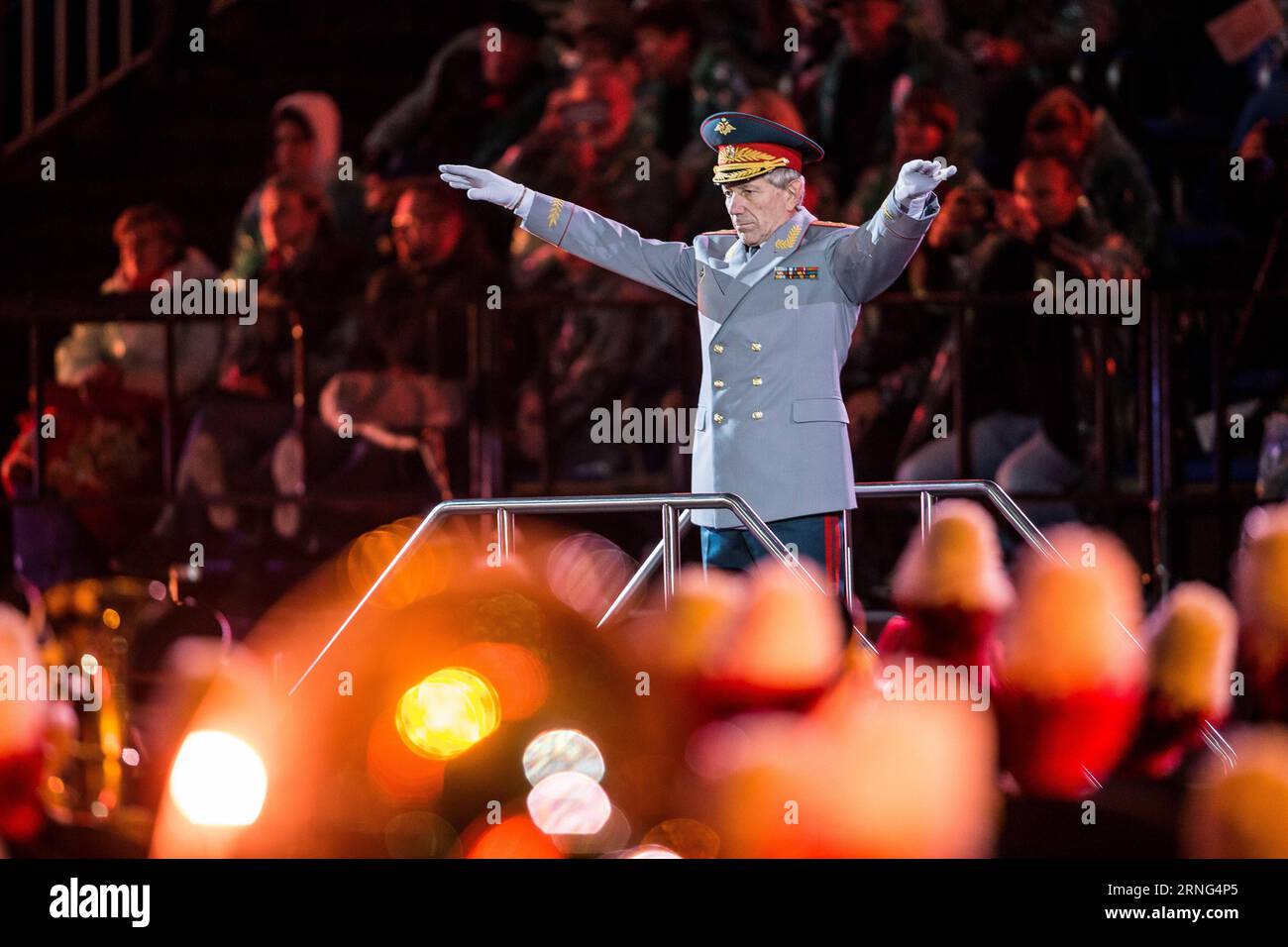 (160905) -- MOSCOU, 5 septembre 2016 -- le lieutenant-général de Russie Valeriy Khalilov dirige la bande massée des participants au festival de musique militaire de la tour Spasskaya qui s'est tenu à Moscou, capitale de la Russie, le 4 septembre 2016. Le festival a fermé le dimanche. ) (YY) RUSSIE-MOSCOU-FERMETURE DU FESTIVAL DE MUSIQUE MILITAIRE EvgenyxSinitsyn PUBLICATIONxNOTxINxCHN 160905 Moscou sept 5 2016 le lieutenant-général Valeriy Khalilov de Russie dirige la liaison des participants au cours du festival de musique militaire Fun Kaya Tower Hero à Moscou capitale de la Russie sept 4 2016 le festival s'est fermé le dimanche yy Ru Banque D'Images