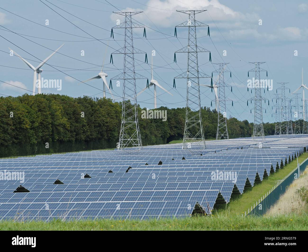La transition énergétique verte utilise beaucoup d’espace. Cette ferme de panneaux solaires a plusieurs kilomètres de long. Vlissingen, Zélande, pays-Bas. Banque D'Images