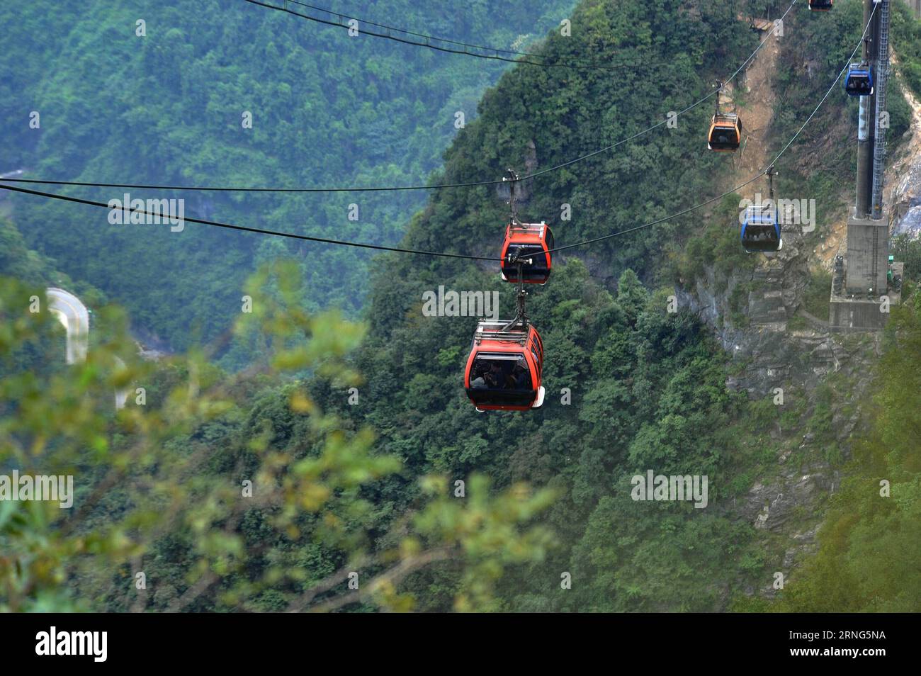 (160907) -- ZHANGJIAJIE, 7 septembre 2016 -- des gens prennent des cabines de câble dans le parc forestier national de Tianmen Mountain à Zhangjiajie, province du Hunan, dans le centre de la Chine, 7 septembre 2016.) (Zwx) CHINA-HUNAN-ZHANGJIAJIE-TOURISM(CN) LongxHongtao PUBLICATIONxNOTxINxCHN 160907 Zhangjiajie sept 7 2016 célébrités prennent des cabines de câble AU parc forestier national de Tianmen Mountain à Zhangjiajie Central China S Hunan province sept 7 2016 zwx China Hunan Zhangjiajie Tourism CN LongxATHongtao PUTxIONTxIONTxIONTxIONTxIONTxNO Banque D'Images