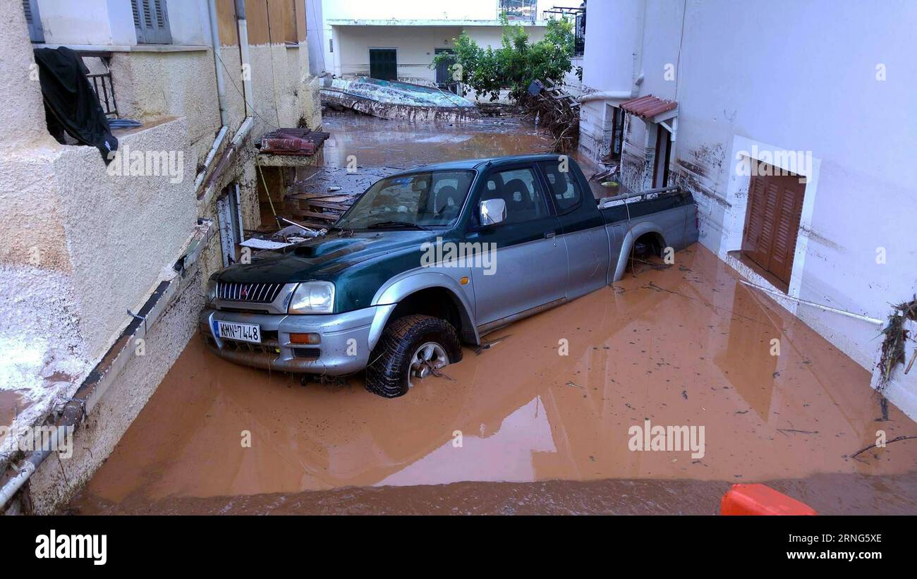 (160907) -- ATHÈNES, 7 septembre 2016 -- Un véhicule est vu endommagé par une inondation dans la ville de Kalamata, à quelque 240 kilomètres au sud d'Athènes, Grèce, le 7 septembre 2016. De fortes pluies ont frappé le sud de la Grèce, provoquant une inondation éclair qui a tué une femme de 63 ans dans un village, selon les pompiers locaux. )(yk) GREECE-KALAMATA-WEATHER mariosxlolos PUBLICATIONxNOTxINxCHN 160907 Athènes sept 7 2016 un véhicule EST des lacs endommagés par des inondations dans la ville de Kalamata quelque 240 kilomètres au sud d'Athènes Grèce sept 7 2016 fortes pluies ont frappé le sud de la Grèce causant une crue éclair qui A TUÉ une femme de 63 ans dans un village selon t Banque D'Images