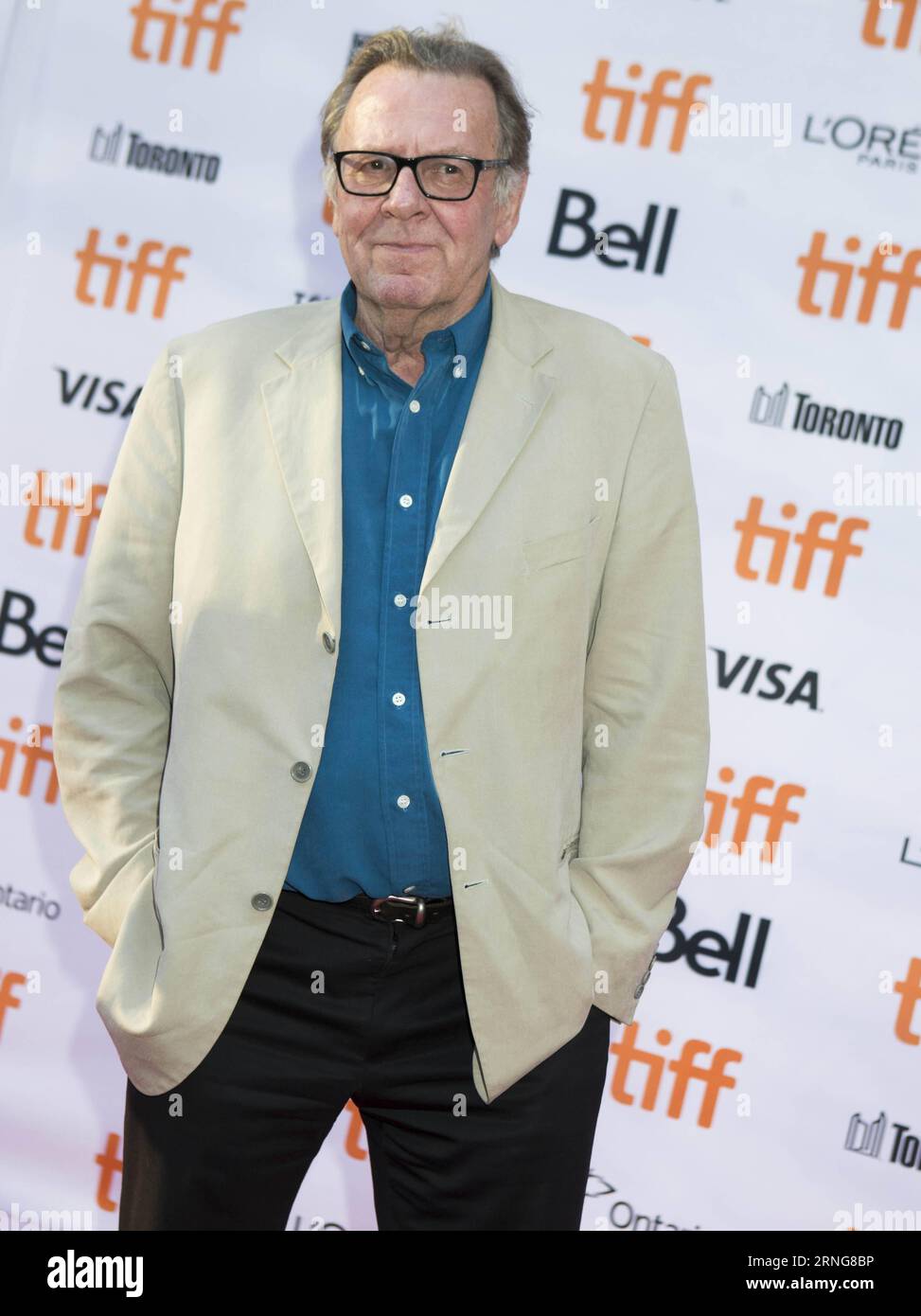 TORONTO, le 11 septembre 2016 -- l'acteur Tom Wilkinson pose pour des photos avant la première mondiale du film Denial au Princess of Wales Theatre lors du 41e Festival international du film de Toronto à Toronto, Canada, le 11 septembre 2016. ) (lrz) CANADA-TORONTO-TIFF- DENIAL ZouxZheng PUBLICATIONxNOTxINxCHN Toronto sept 11 2016 l'acteur Tom Wilkinson pose pour des photos devant la première mondiale du film Denial AU Princess of Wales Theatre lors du 41e Festival international du film de Toronto à Toronto Canada sept 11 2016 lrz Canada Toronto TIFF Denial ZouxZheng PUBLICATIONxNOTxINxCHN Banque D'Images