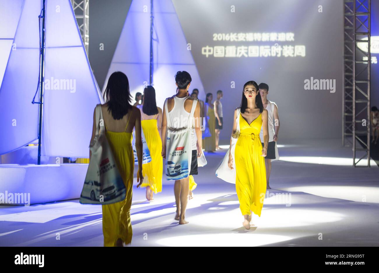 (160914) -- CHONGQING, 13 septembre 2016 -- des mannequins présentent des créations lors de la Fashion week de Chongqing à Chongqing, dans le sud-ouest de la Chine, le 13 septembre 2016. La semaine de la mode de six jours a commencé mardi. ) (Ry) CHINA-CHONGQING-FASHION WEEK (CN) LiuxChan PUBLICATIONxNOTxINxCHN 160914 Chongqing sept 13 2016 modèles présents créations lors de la semaine de la mode de Chongqing dans le sud-ouest de la Chine sept 13 2016 la semaine de la mode de six jours a commencé mardi Ry Chine Chongqing Fashion week CN LiuxChan PUBLICATIONxNOTxINxINxCHN Banque D'Images