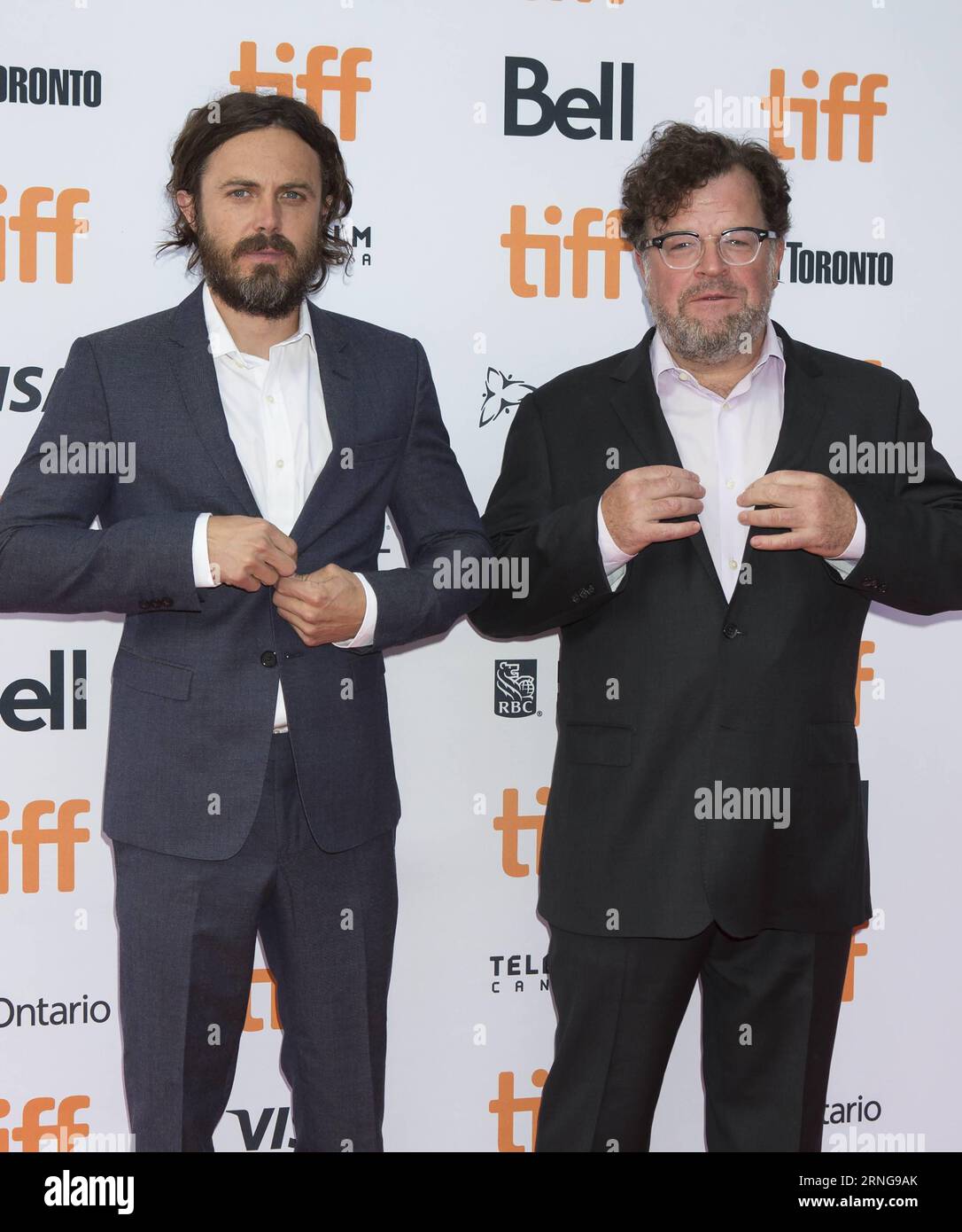 (160914) -- TORONTO, 13 septembre 2016 -- l'acteur Casey Affleck (à gauche) et le réalisateur Kenneth Lonergan posent pour des photos avant la première internationale du film Manchester by the Sea au Princess of Wales Theater lors du 41e Festival international du film de Toronto, Canada, le 13 septembre 2016.) (lrz) CANADA-TORONTO-FILM FESTIVAL- MANCHESTER BY THE SEA ZouxZheng PUBLICATIONxNOTxINxCHN 160914 Toronto sept 13 2016 l'acteur Casey Affleck l et le réalisateur Kenneth Lonergan posent pour des photos avant la première internationale du film Manchester by the Sea AU Princess of Wales Theatre Banque D'Images