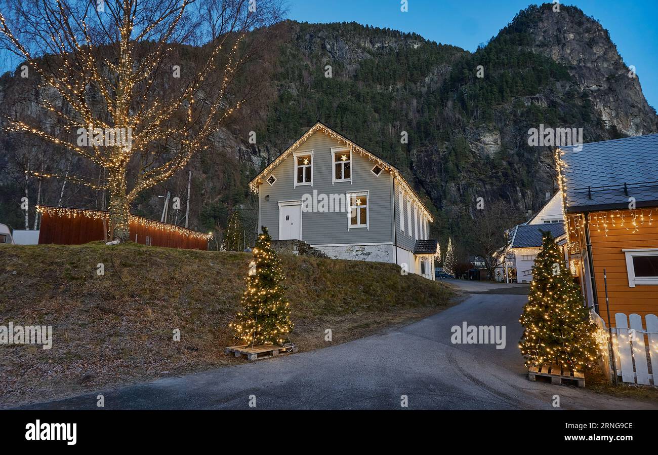 Lumières de Noël et scènes d'hiver à Valldalen, Valldal, Norvège Banque D'Images