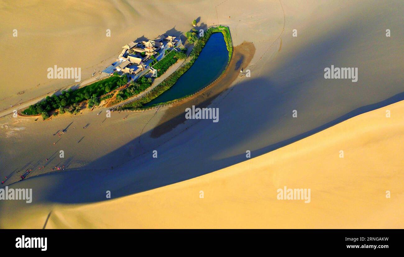 (160917) -- DUNHUANG, 17 septembre 2016 -- la région pittoresque de Crescent Spring et Singing Sand Dune est vue à Dunhuang, dans la province du Gansu du nord-ouest de la Chine, le 9 septembre 2016. Arrêt important sur l'ancienne route de la soie, Dunhuang est connu pour les grottes de Mogao, le col de Yumen, etc Cette année, l'exposition culturelle internationale de la route de la soie (Dunhuang) aura lieu du 20 septembre au 10 octobre. ) (Zhs) CHINA-DUNHUANG-SCENERY (CN) ChenxBin PUBLICATIONxNOTxINxCHN Dunhuang septembre 17 2016 le Crescent Spring and SINGING Sand Dune Scenic Area EST Lakes in Dunhuang Northwest China S Gansu province septembre 9 2016 comme à L'IMPORTANT Sto Banque D'Images