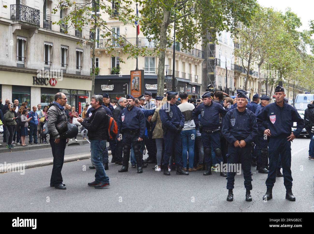 (160918) -- PARIS, 17 septembre 2016 -- des policiers montent la garde sur les lieux d'un briefing à Paris, capitale de la France, le 17 septembre 2016. La police de Paris a annoncé samedi après-midi la fin d’une opération policière, en disant qu’il n’y avait pas de danger à signaler. Selon des rapports antérieurs des médias locaux, une opération antiterroriste était en cours samedi après-midi dans le quartier populaire des Halles, dans le 1e arrondissement de Paris. (syq) FRANCE-PARIS-FALSE ALARME LixGenxing PUBLICATIONxNOTxINxCHN Paris sept 17 2016 policiers debout sur la scène d'un Briefing à Paris capitale de la France LE 17 2016 septembre par Banque D'Images