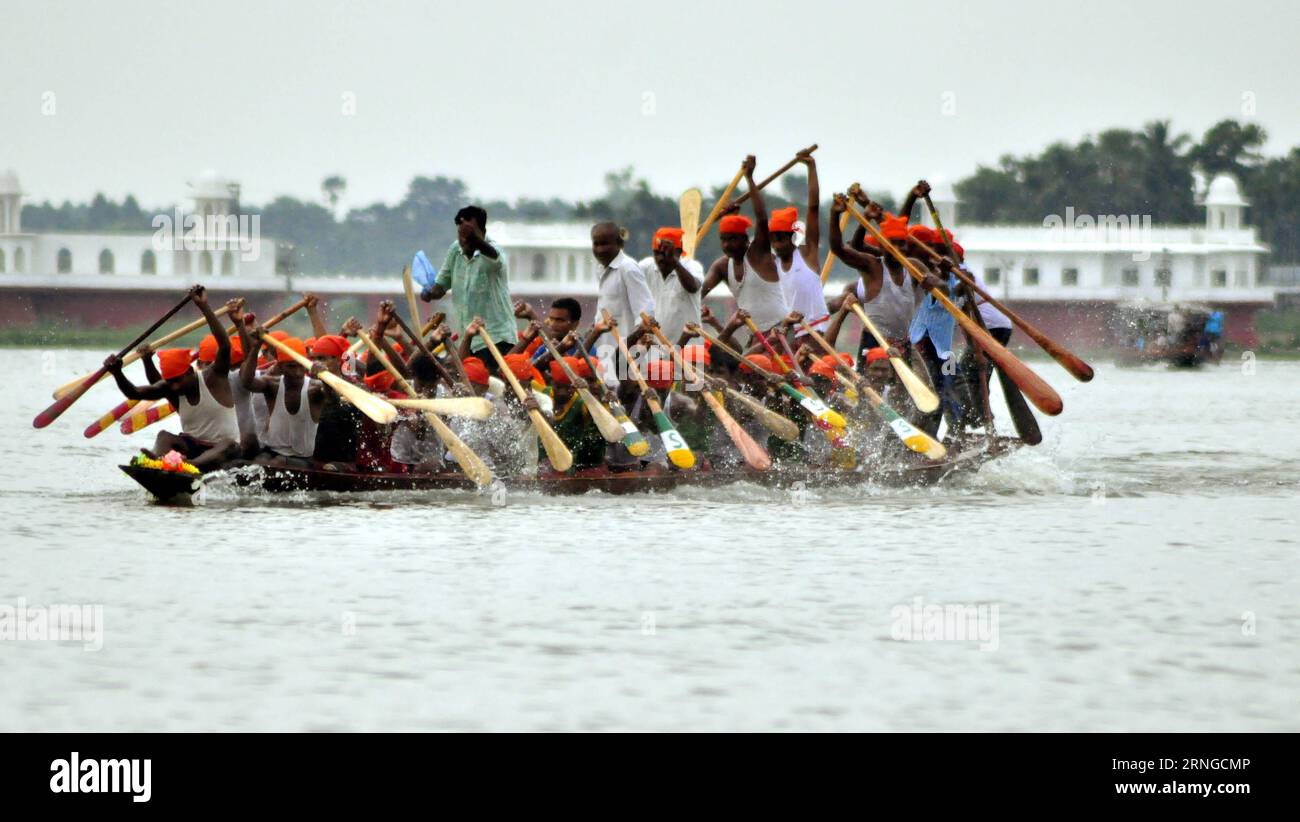 (160921) -- AGARTALA, 20 septembre 2016 -- les concurrents se plient aux rames lors du festival annuel de courses de bateaux sur le lac Rudrasagar, à environ 55 kilomètres d'Agartala, capitale de l'État indien de Tripura, au nord-est du pays, le 20 septembre 2016.) (YY) INDIA-AGARTALA-WATER CARNIVAL-BOAT RACING Stringer PUBLICATIONxNOTxINxCHN Agartala sept 20 2016 concurrents se plient aux rames lors du festival annuel de courses de bateaux SUR le lac à environ 55 kilomètres d'Agartala capitale de l'État indien du Nord-est de Tripura LE 20 2016 septembre yy Inde Agartala Water Carnival Boat Racing Stringer PUBLICATIONxNOTxINx Banque D'Images