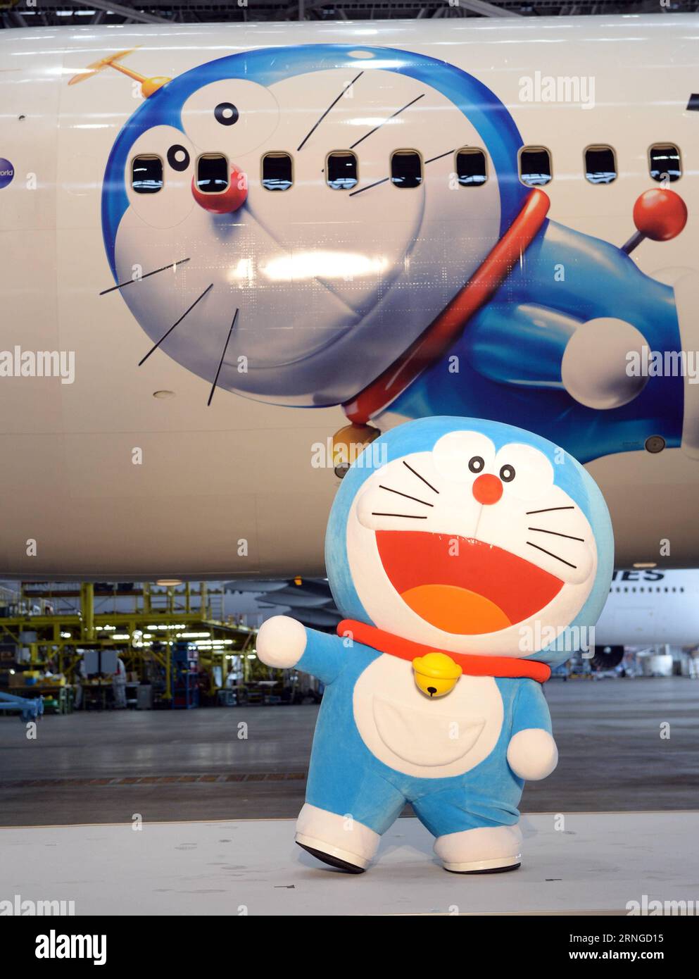 (160921) -- TOKYO, 21 septembre 2016 -- Doraemon est vu devant un avion spécial Boeing 767-300 sur le thème de Doraemon lors d'une cérémonie de lancement à Tokyo, capitale du Japon, le 21 septembre 2016. Un avion spécial sur le thème de Doraemon volera la route entre l'aéroport international de Narita à Tokyo et l'aéroport international Pudong à Shanghai, en Chine, à partir de jeudi, Japan Airlines a annoncé mercredi. (lr) JAPAN-TOKYO-JAPAN AIRLINES-DORAEMON JET-LAUNCHING MaxPing PUBLICATIONxNOTxINxCHN Tokyo sept 21 2016 Doraemon EST des lacs devant un Boeing 767 300 Special Doraemon Theme plane À un Cerem de lancement Banque D'Images