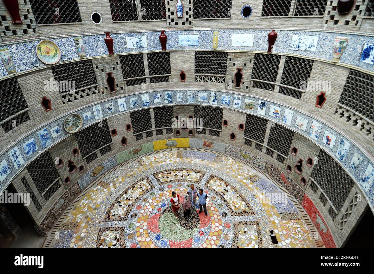 (160922) -- NANCHANG, 21 septembre 2016 -- Yu Ermei présente son palais procelain aux touristes dans le village de Xinping du comté de Fuliang à Jingdezhen, province de Jiangxi, dans l'est de la Chine, le 21 septembre 2016. Le villageois de 86 ans Yu Ermei a passé cinq ans à construire ce palais de porcelaine. Le bâtiment circulaire de trois étages est décoré de plus de 60 000 pièces de porcelaine. (zkr) CHINA-JIANGXI-JINGDEZHEN-PORCELAINE PALACE (CN) WanxXiang PUBLICATIONxNOTxINxCHN Nanchang sept 21 2016 Yu présente son palais procesain aux touristes dans le village de Xinping du comté de Fuliang à Jingdezhen East China S Jiangxi Prov Banque D'Images