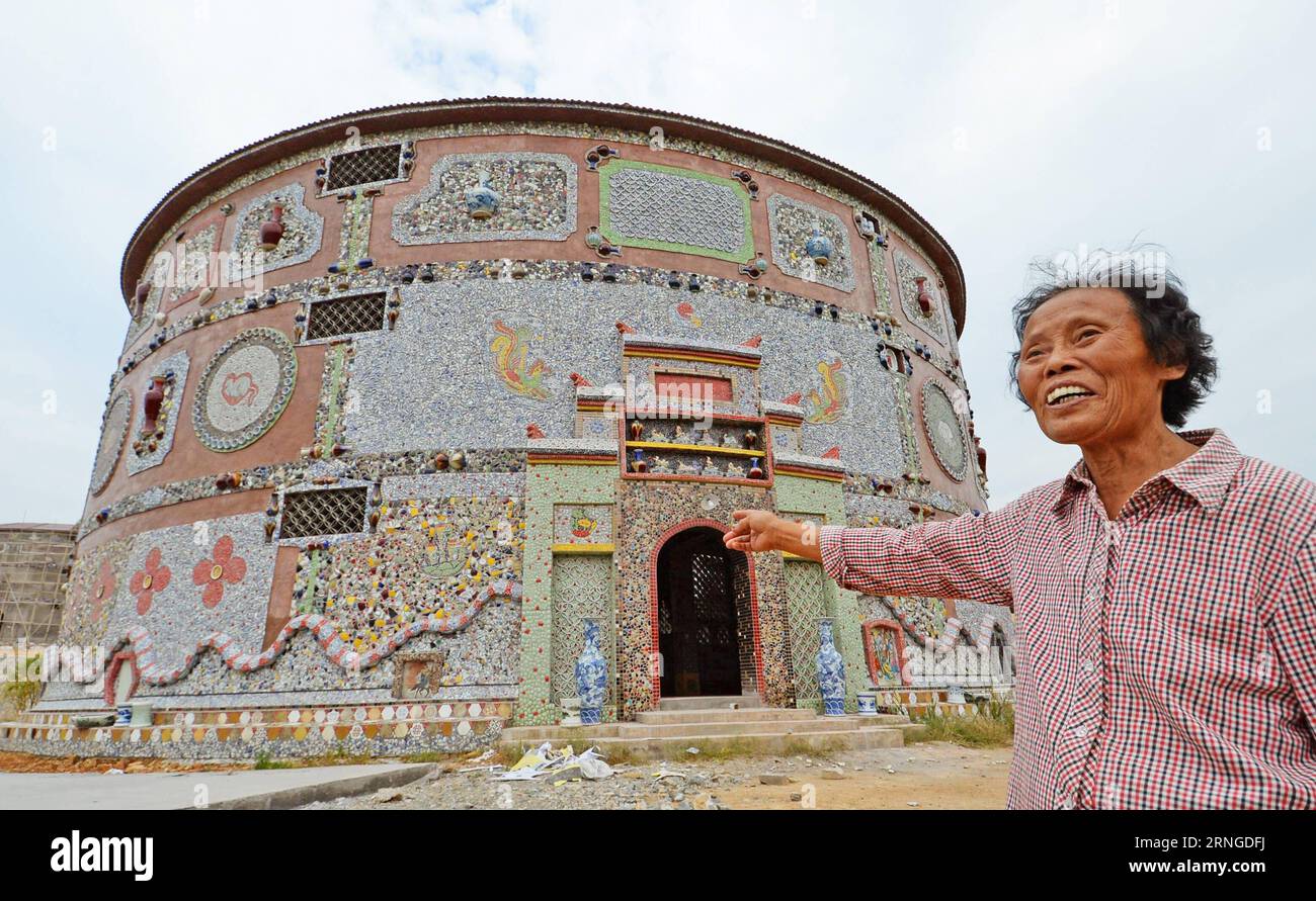 (160922) -- NANCHANG, 21 septembre 2016 -- Yu Ermei présente son palais procelain dans le village de Xinping du comté de Fuliang à Jingdezhen, province de Jiangxi, dans l'est de la Chine, le 21 septembre 2016. Le villageois de 86 ans Yu Ermei a passé cinq ans à construire ce palais de porcelaine. Le bâtiment circulaire de trois étages est décoré de plus de 60 000 pièces de porcelaine. (zkr) CHINA-JIANGXI-JINGDEZHEN-PORCELAINE PALACE (CN) WanxXiang PUBLICATIONxNOTxINxCHN Nanchang sept 21 2016 Yu présente son palais procesain dans le village de Xinping du comté de Fuliang dans Jingdezhen Chine orientale S Jiangxi province sept 21 2016 le 86 Banque D'Images