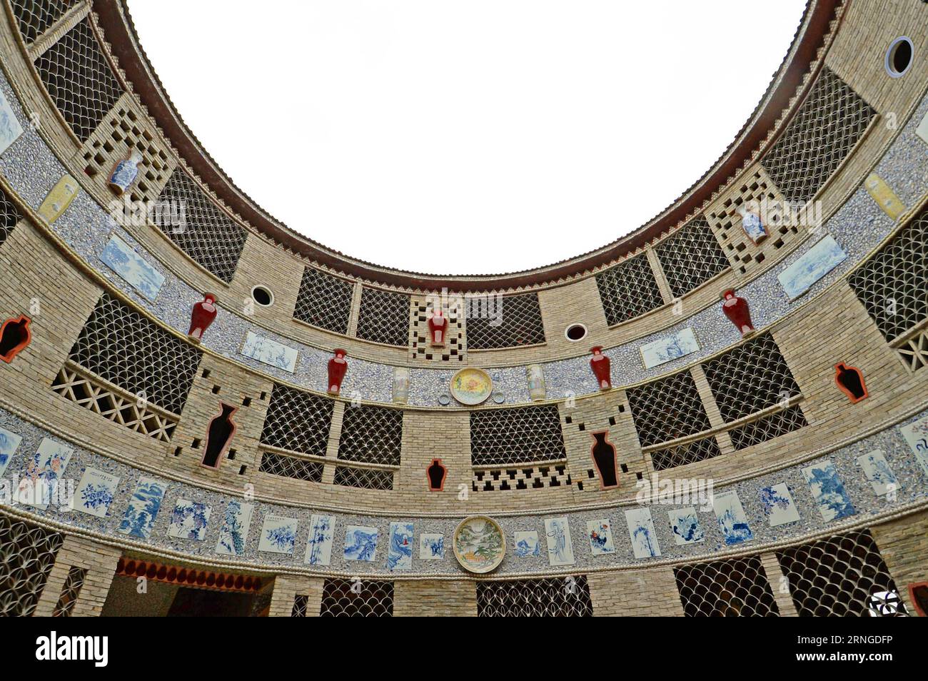(160922) -- NANCHANG, 21 septembre 2016 -- une photo prise le 21 septembre 2016 montre le palais procelain dans le village de Xinping du comté de Fuliang à Jingdezhen, province du Jiangxi dans l'est de la Chine. Le villageois de 86 ans Yu Ermei a passé cinq ans à construire ce palais de porcelaine. Le bâtiment circulaire de trois étages est décoré de plus de 60 000 pièces de porcelaine. (zkr) CHINA-JIANGXI-JINGDEZHEN-PORCELAINE PALACE(CN) WanxXiang PUBLICATIONxNOTxINxCHN Nanchang sept 21 2016 photo prise LE 21 2016 septembre montre le palais procesain dans le village de Xinping du comté de Fuliang dans la province de Jiangxi de Jingdezhen Chine orientale Banque D'Images