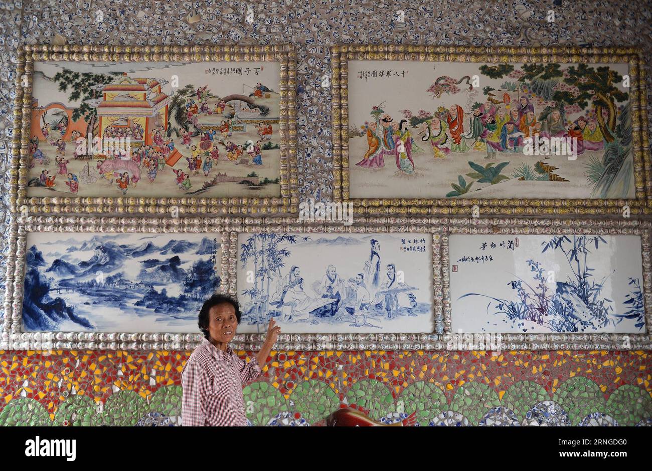 (160922) -- NANCHANG, 21 septembre 2016 -- Yu Ermei présente des peintures sur porcelaine à son palais processuel dans le village de Xinping du comté de Fuliang à Jingdezhen, dans la province de Jiangxi dans l'est de la Chine, le 21 septembre 2016. Le villageois de 86 ans Yu Ermei a passé cinq ans à construire ce palais de porcelaine. Le bâtiment circulaire de trois étages est décoré de plus de 60 000 pièces de porcelaine. (zkr) CHINA-JIANGXI-JINGDEZHEN-PORCELAINE PALACE(CN) WanxXiang PUBLICATIONxNOTxINxCHN Nanchang sept 21 2016 Yu présente des peintures en porcelaine À son palais de procédure dans le village de Xinping du comté de Fuliang dans Jingdezhen EAS Banque D'Images