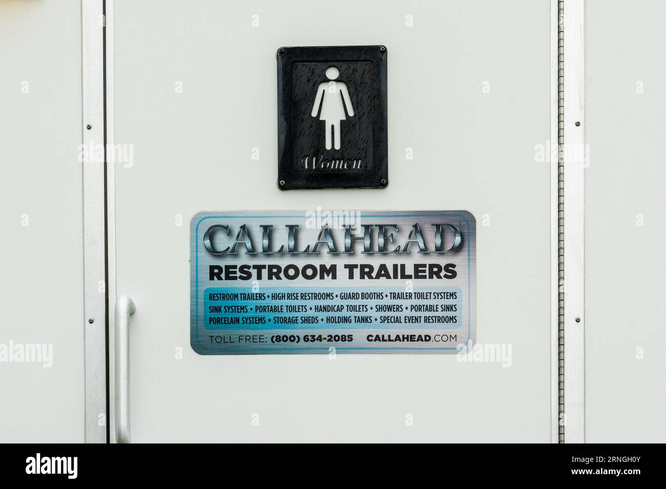 Brooklyn, NY - 30 août 2023 : Callahead Restroom Trailers signe sur une toilette portable au Brooklyn Crusie terminal. Banque D'Images
