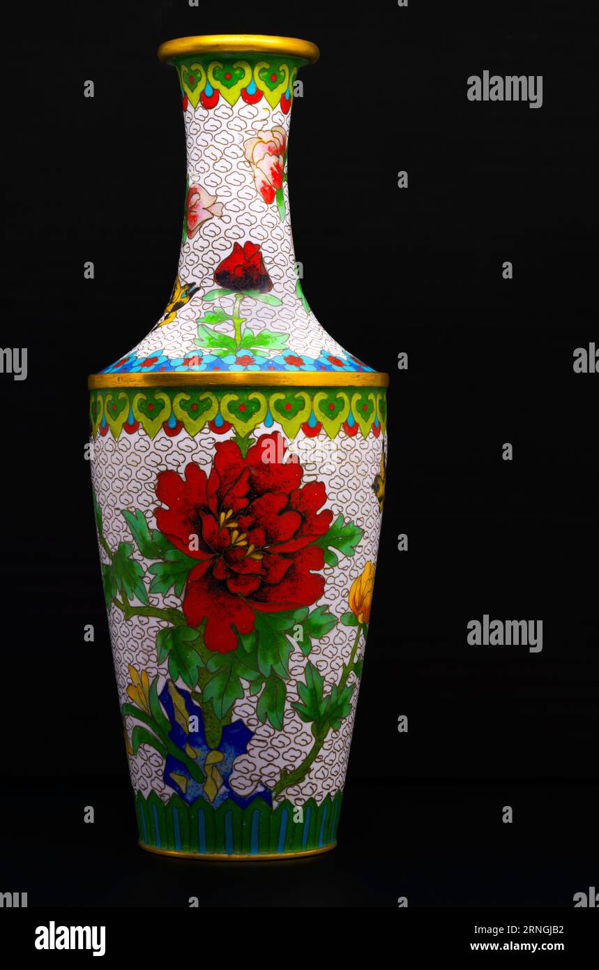 Une photographie à haute résolution d'un vase cloisonné orné de couleurs vives et joliment orné de fleurs rouges, jaunes, bleues et roses, accentué avec Banque D'Images