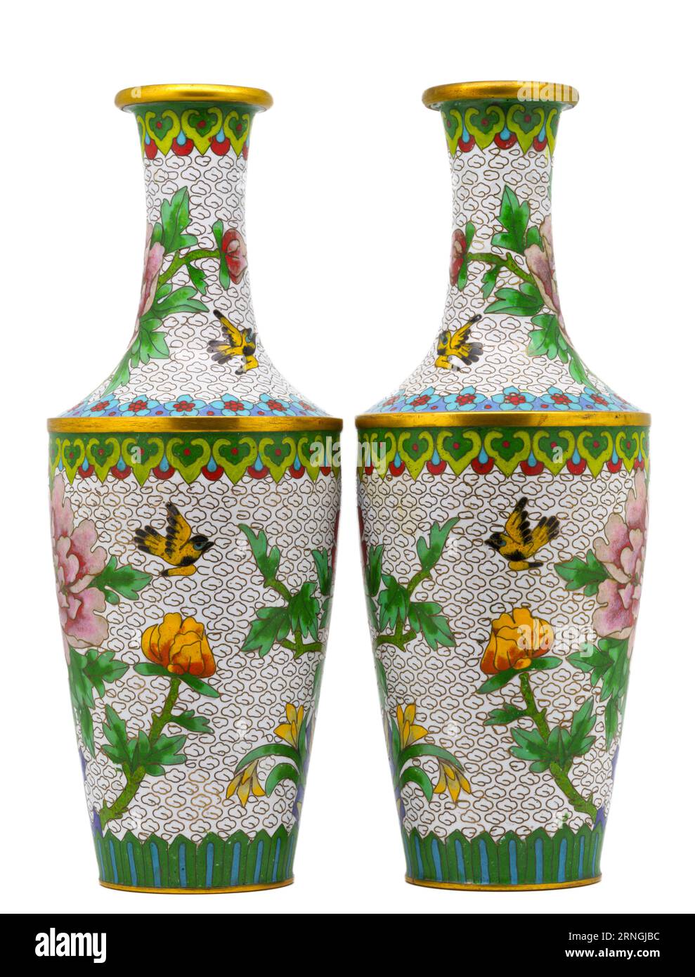 Une photographie haute résolution d'une paire de vases cloisonnés aux couleurs vives et joliment ornés, ornés de fleurs rouges, jaunes, bleues et roses Banque D'Images