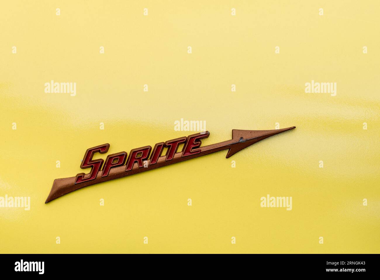Fort Washington, PA - 3 juin 2023 : badge sur une voiture jaune Austin-Healey Sprite Banque D'Images